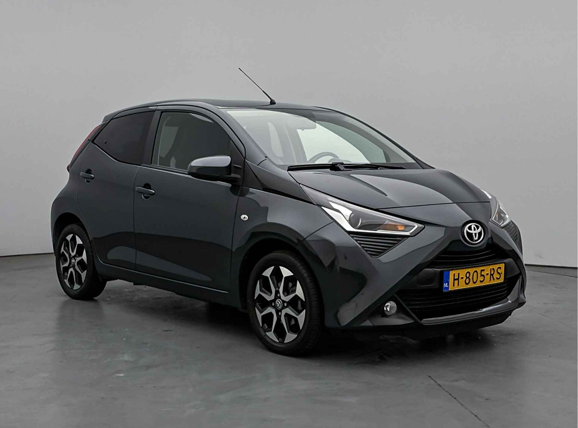 Toyota Aygo 1.0 VVT-i x-joy | 1e Eigenaar | Nieuw Geleverd | Dealer Onderhouden | Climate Control | LM Velgen | Navigatie | Apple Carplay/Android Auto | - 3/46