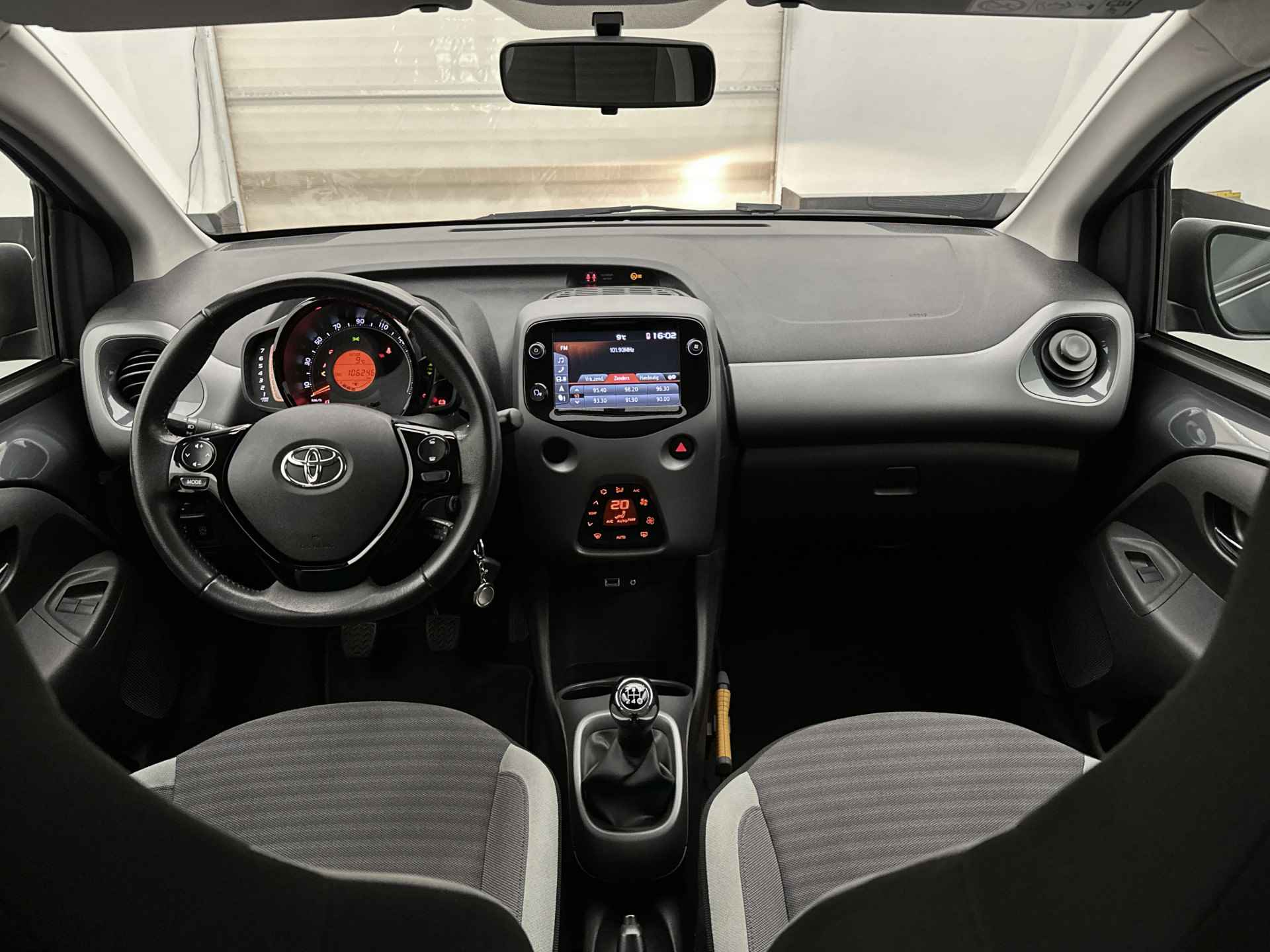 Toyota Aygo 1.0 VVT-i x-joy | 1e Eigenaar | Nieuw Geleverd | Dealer Onderhouden | Climate Control | LM Velgen | Navigatie | Apple Carplay/Android Auto | - 6/46