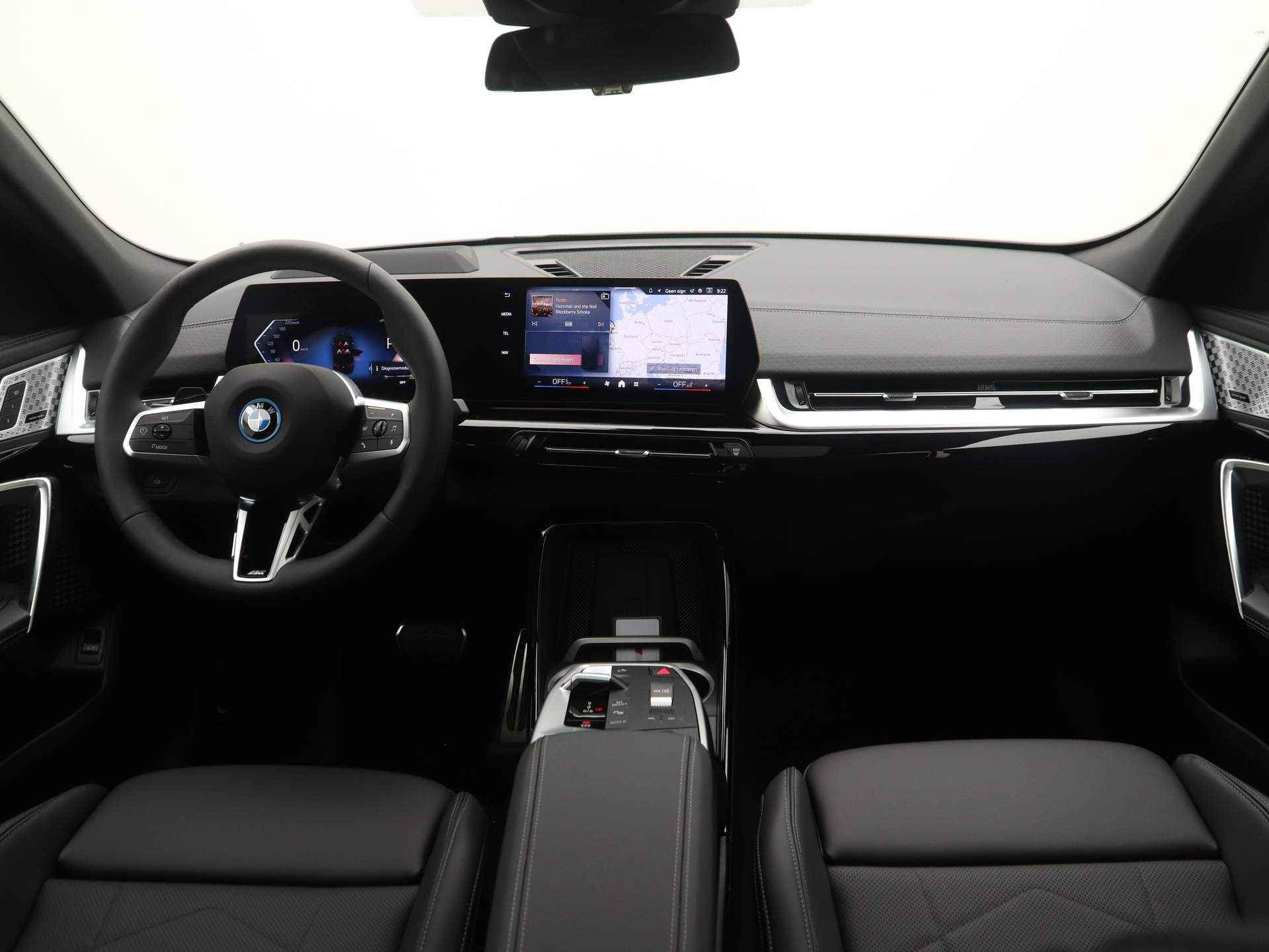 BMW iX2 xDrive30 65kWh M-Sport - 13/25