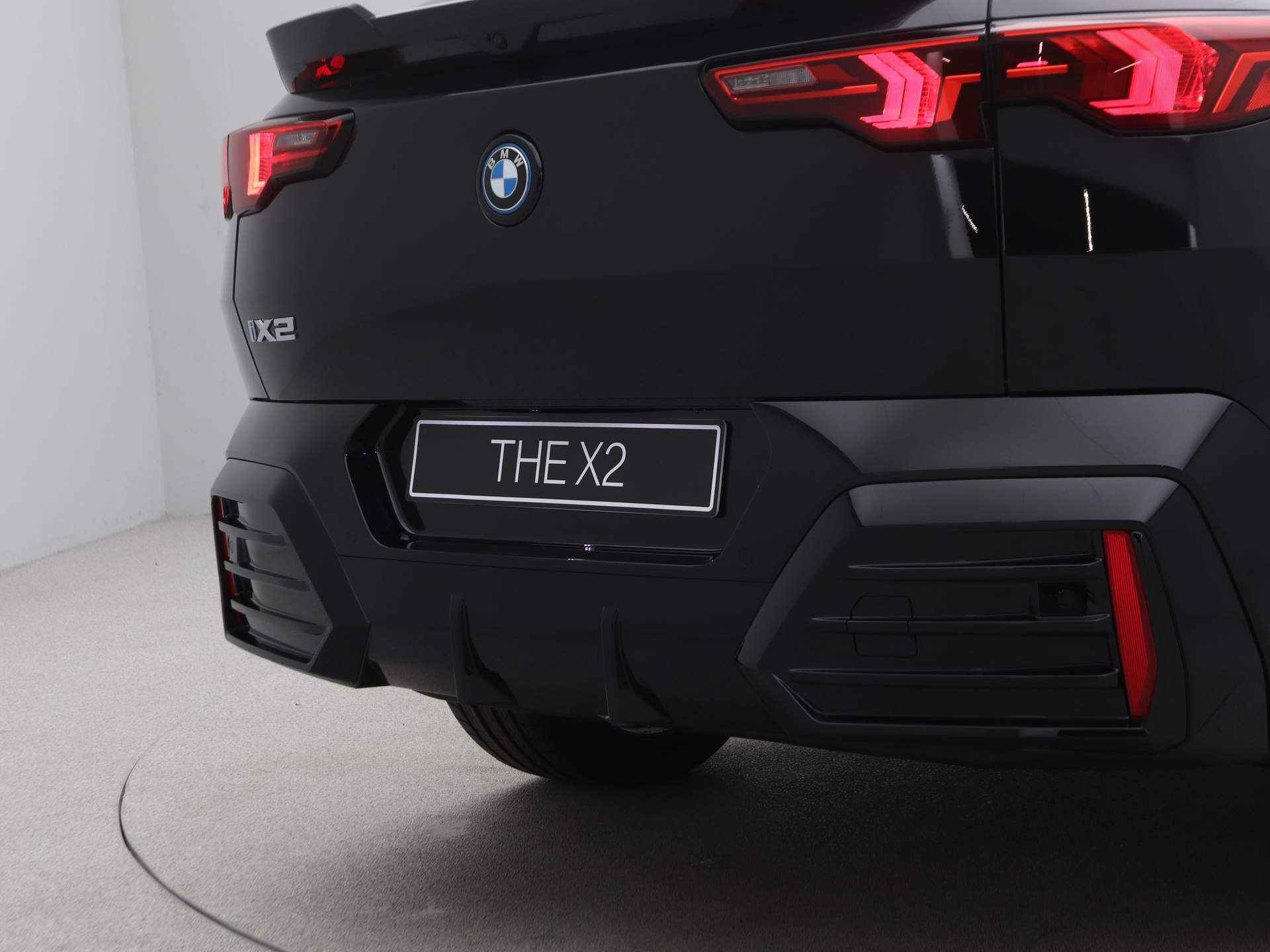 BMW iX2 xDrive30 65kWh M-Sport - 21/25