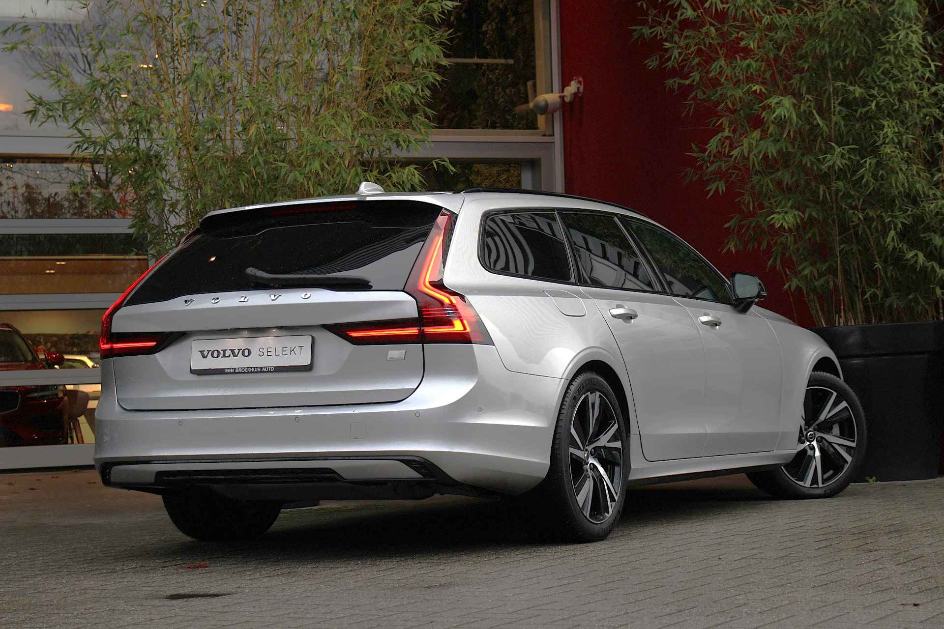 Volvo V90 T6 AWD Plug-in hybrid R-Design | Schuifdak | 360° Camera | Harman/Kardon audio | Stuur- en stoelverwarming | Pilot Assist | BLIS - 3/25