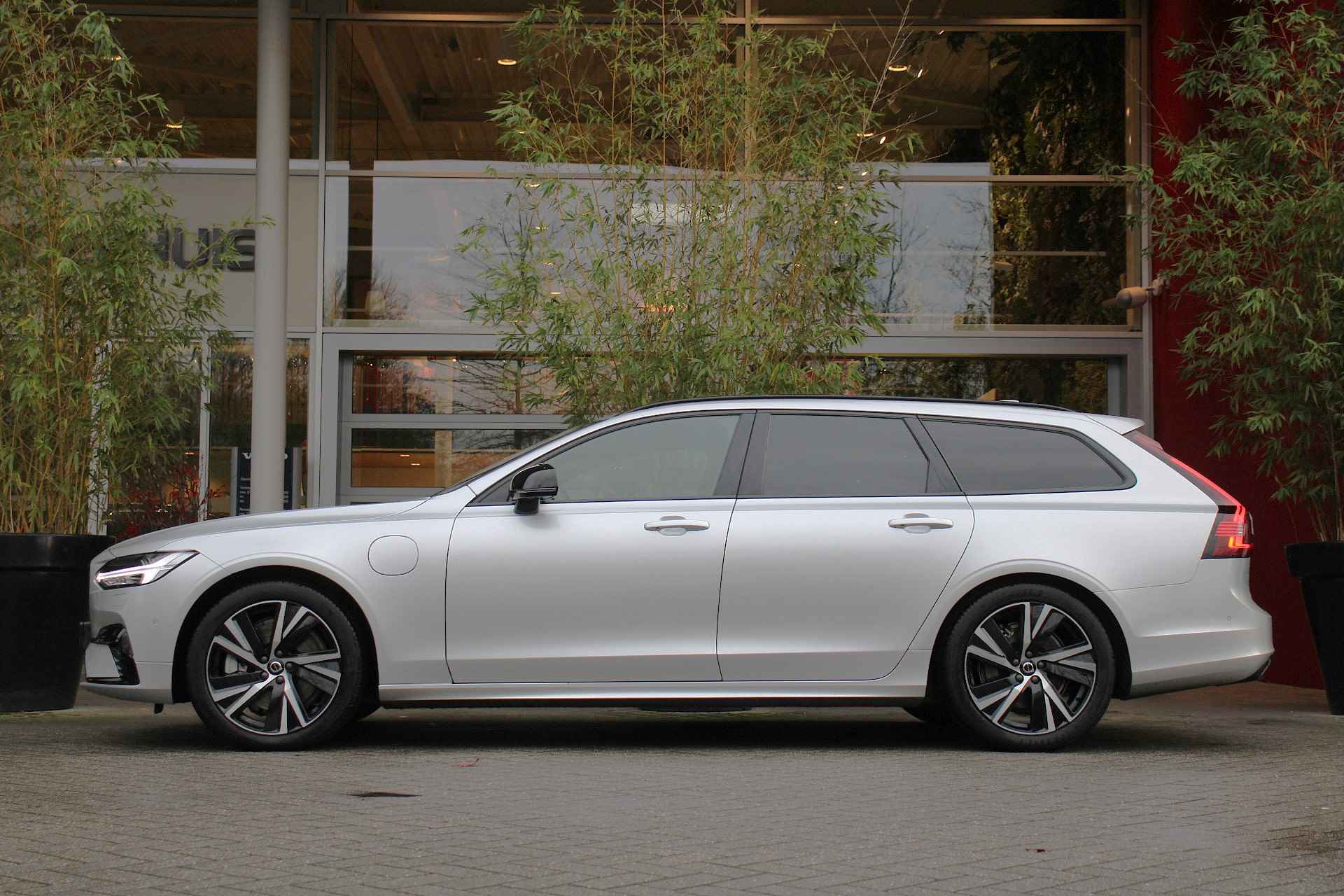 Volvo V90 T6 AWD Plug-in hybrid R-Design | Schuifdak | 360° Camera | Harman/Kardon audio | Stuur- en stoelverwarming | Pilot Assist | BLIS - 5/25