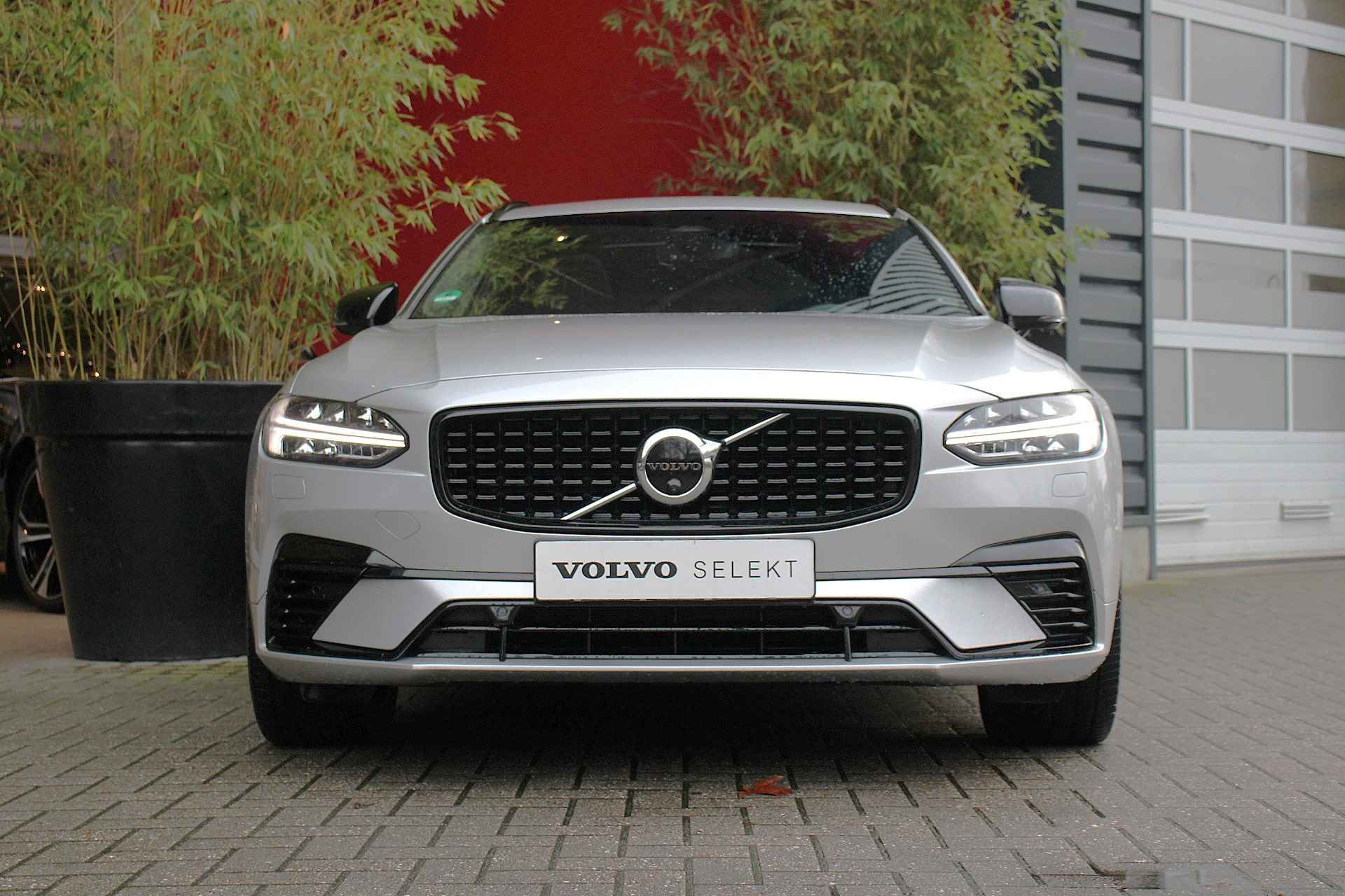 Volvo V90 T6 AWD Plug-in hybrid R-Design | Schuifdak | 360° Camera | Harman/Kardon audio | Stuur- en stoelverwarming | Pilot Assist | BLIS - 10/25