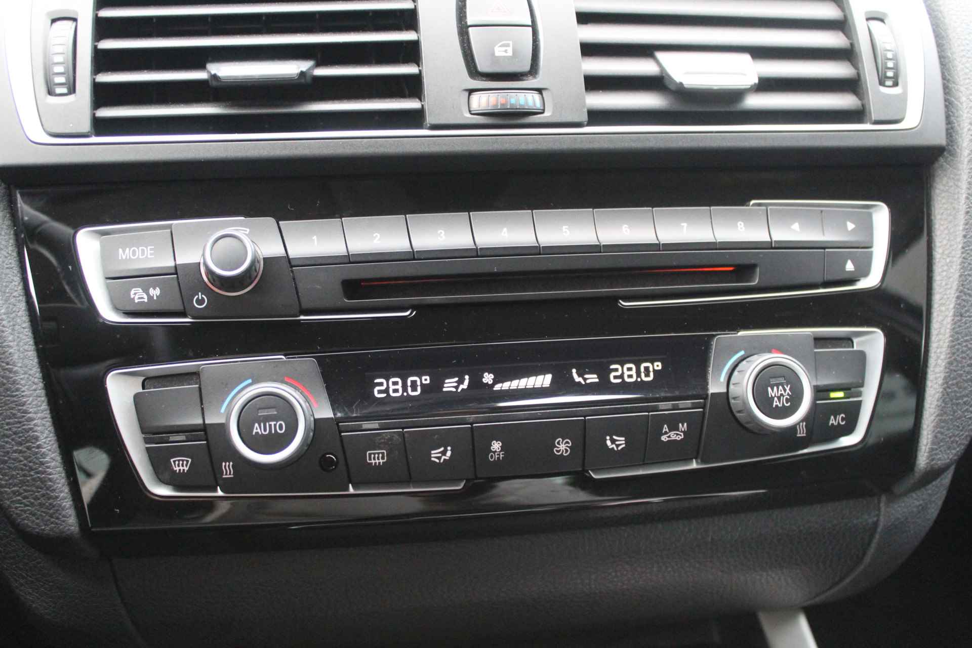 BMW 1-serie 118i EDE Corporate Lease Essential Automaat Cruise Control/Navigatie/Climate Control/Airco/Parkeersensoren/Bluetooth/Origineel N - 25/25