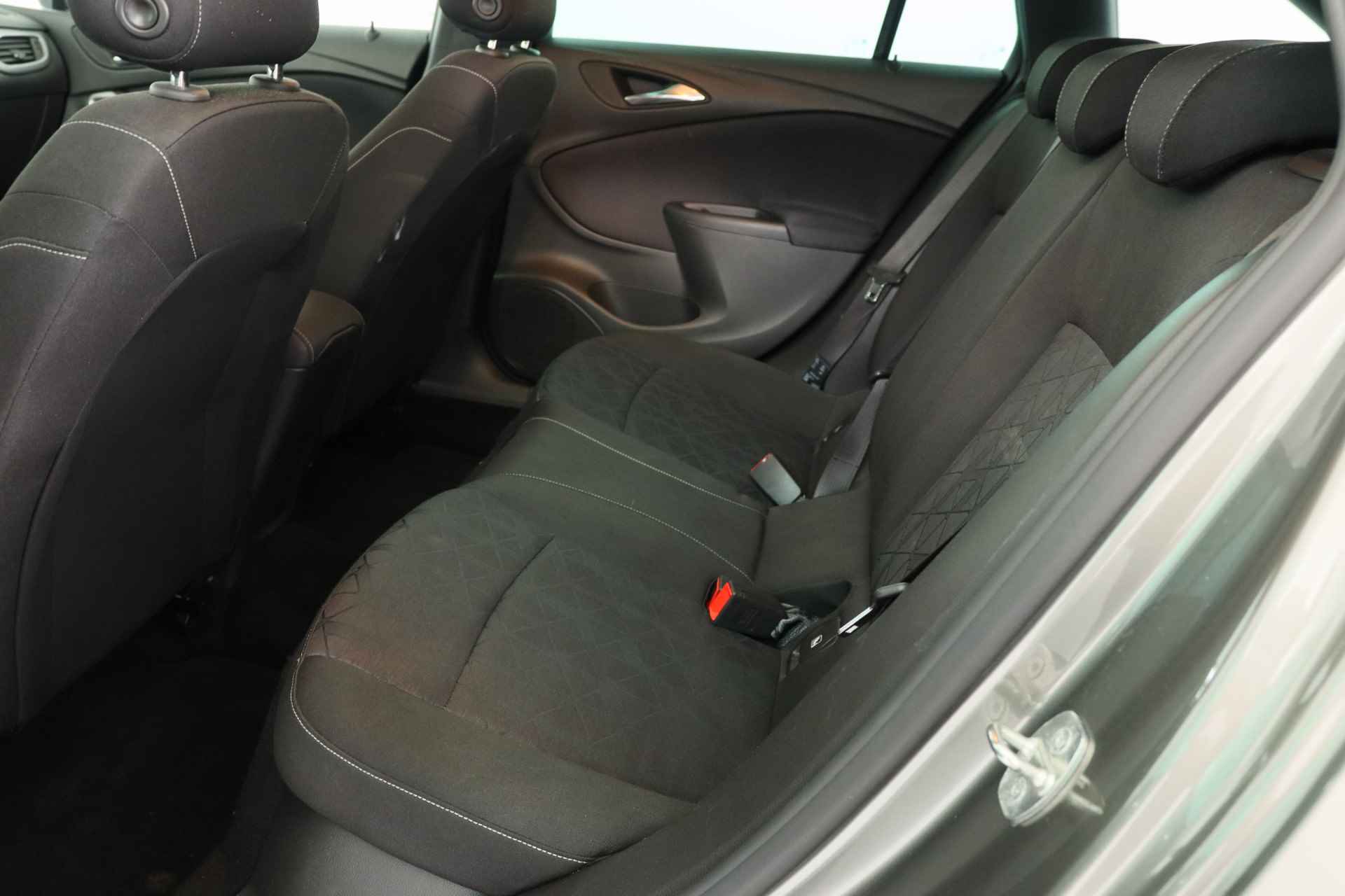Opel Astra Sports Tourer 1.0 Turbo 120 Jaar Edition | Dealer Onderhouden! | Navi | Clima | Parkeersensoren V+A | Cruise Control | 16'' Lich - 25/32