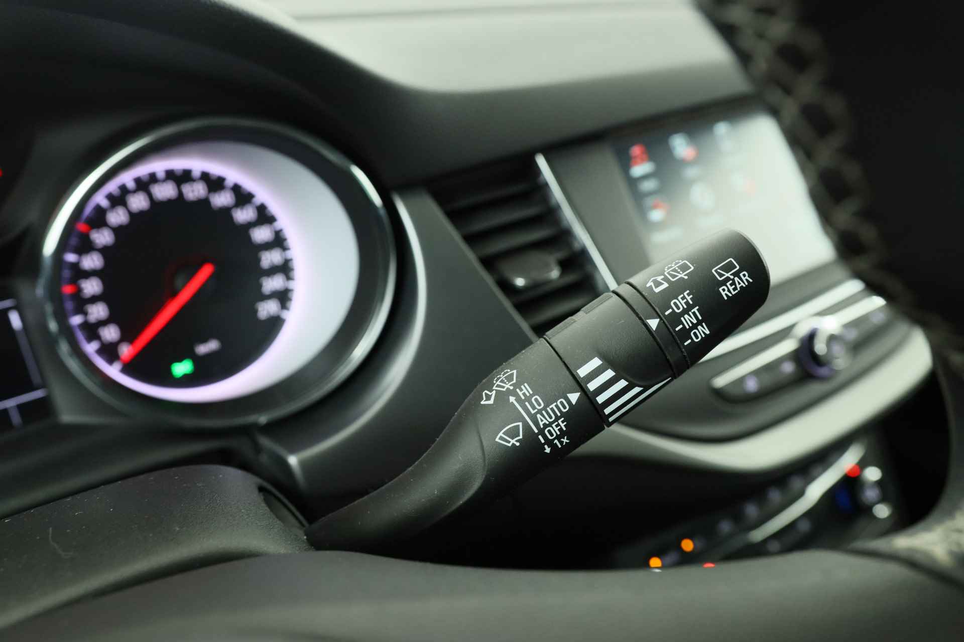 Opel Astra Sports Tourer 1.0 Turbo 120 Jaar Edition | Dealer Onderhouden! | Navi | Clima | Parkeersensoren V+A | Cruise Control | 16'' Lich - 28/32