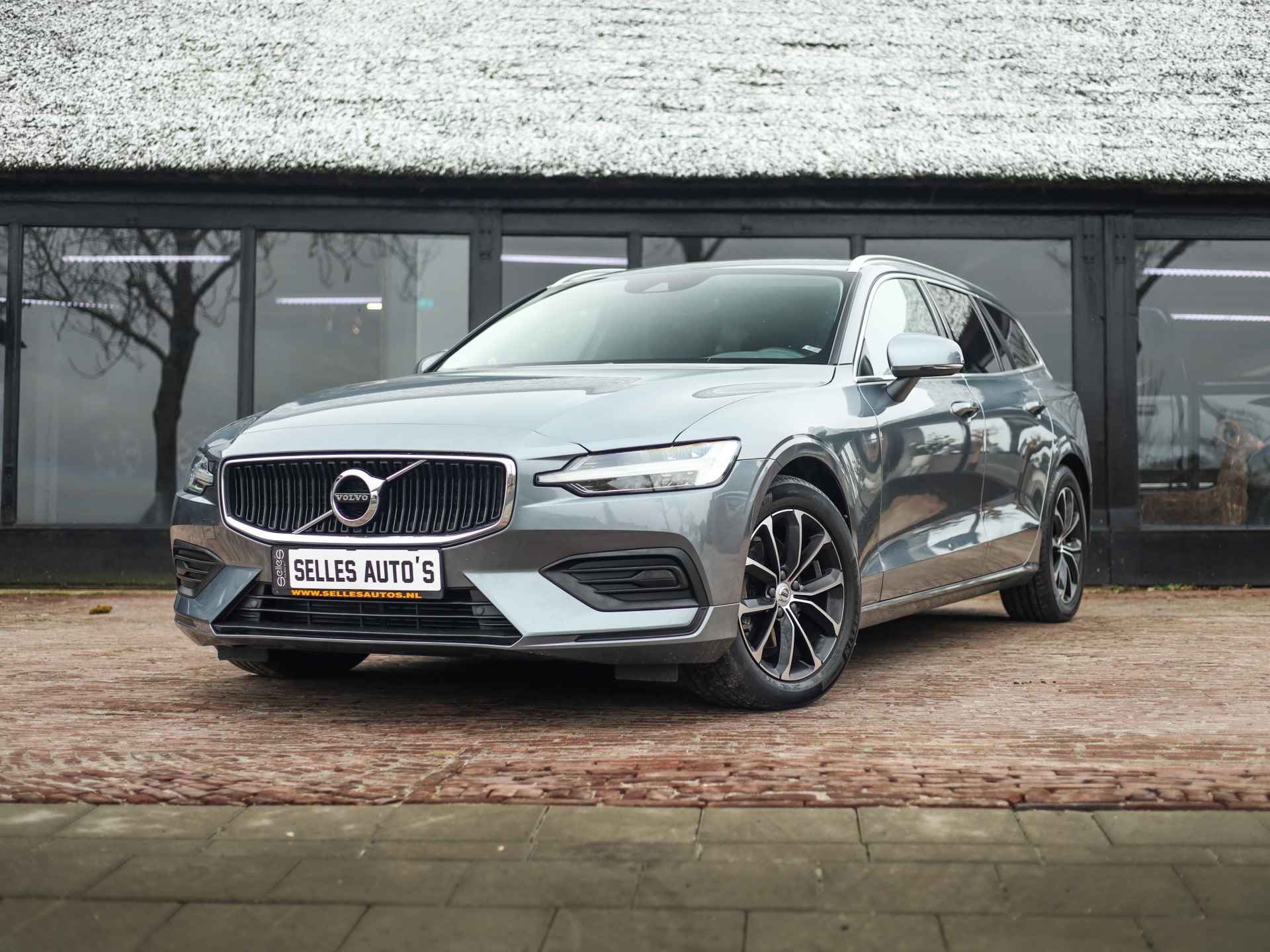 Volvo V60 2.0 D3 Momentum Automaat | Applecarplay | Navigatie | Elektrische kofferklep - 9/37