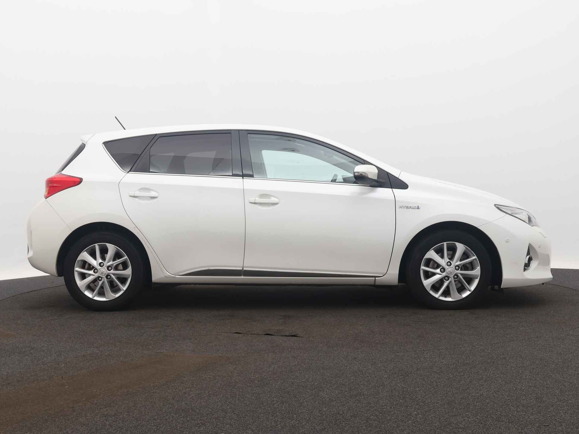 Toyota Auris 1.8 Hybrid Lease+ | Leder | Panoramadak | Parkeersensoren | Cruise Control | LM velgen | Camera | Navigatie | Stoelverwarming | - 28/42