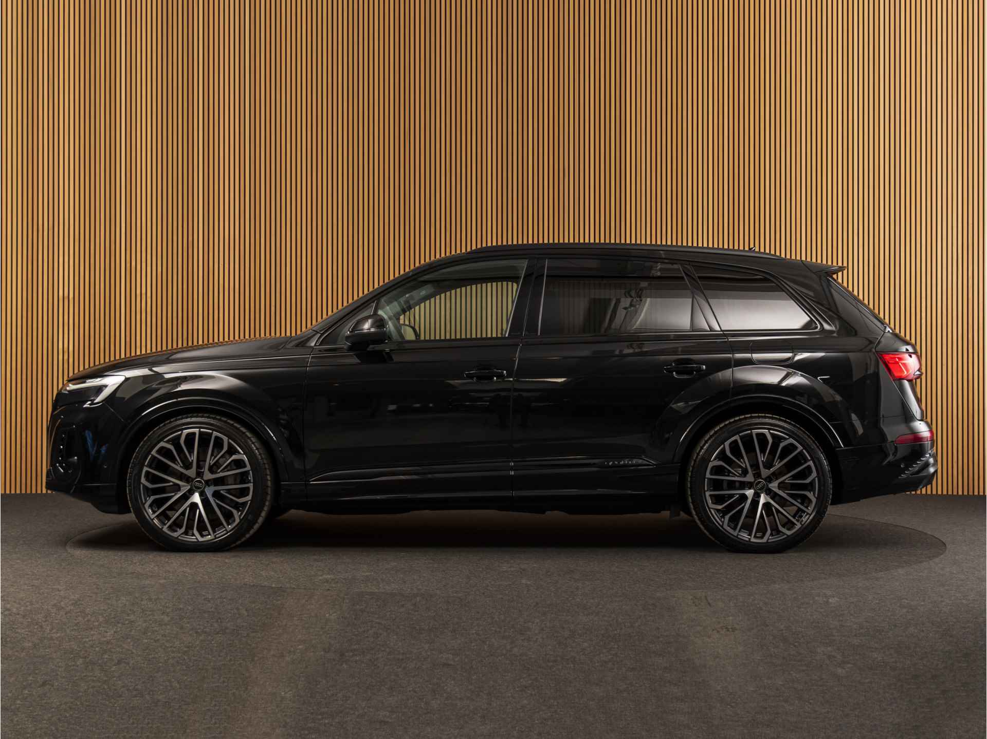 Audi Q7 55 TFSI e quattro B&O-22"-PANO-TOUR-CITY-PARKING - 2/32