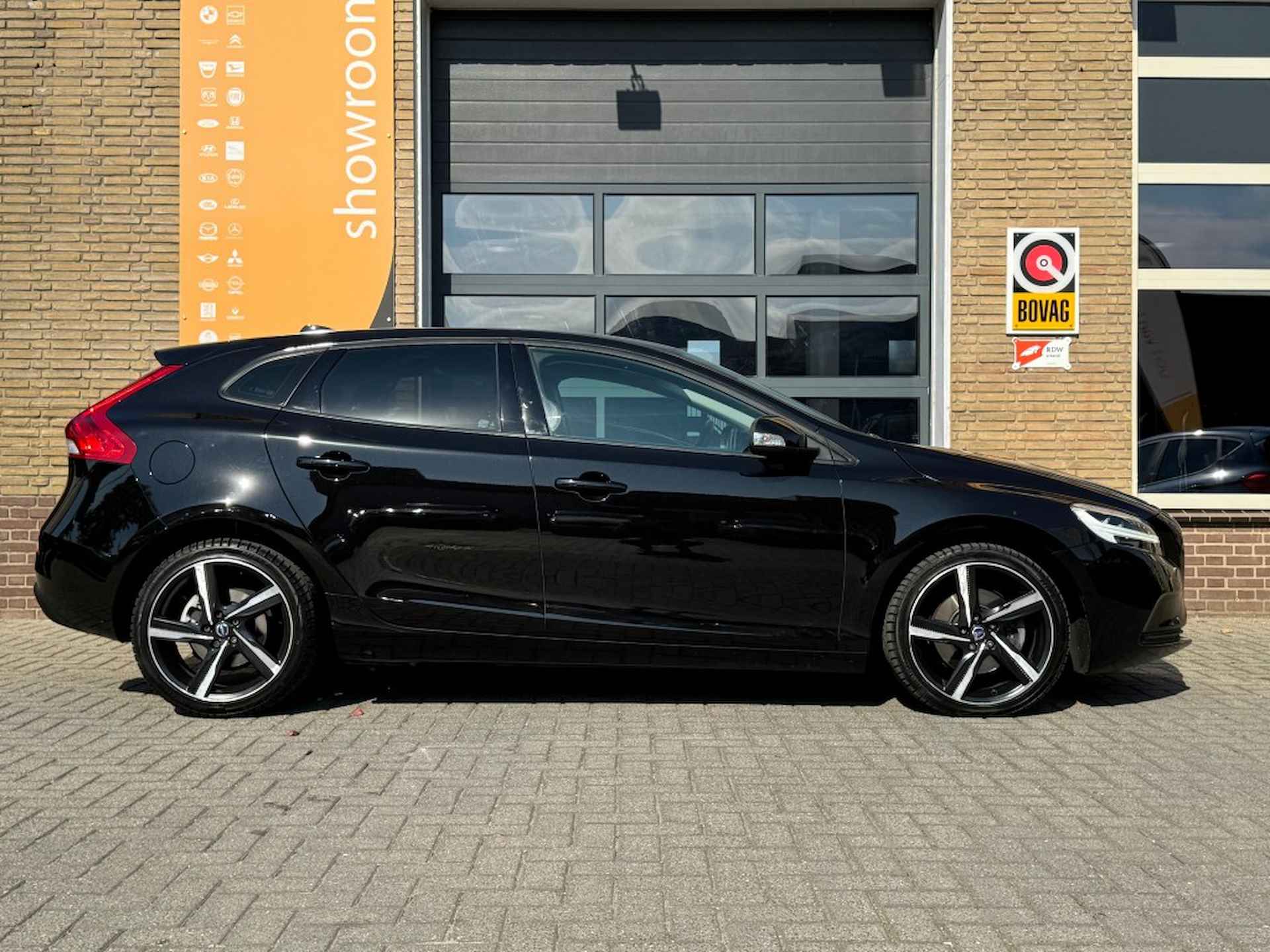 VOLVO V40 2.0 T2 MOMENTUM SPORT NAVI/LED/18LMV/PDC/CRUISE - 27/43