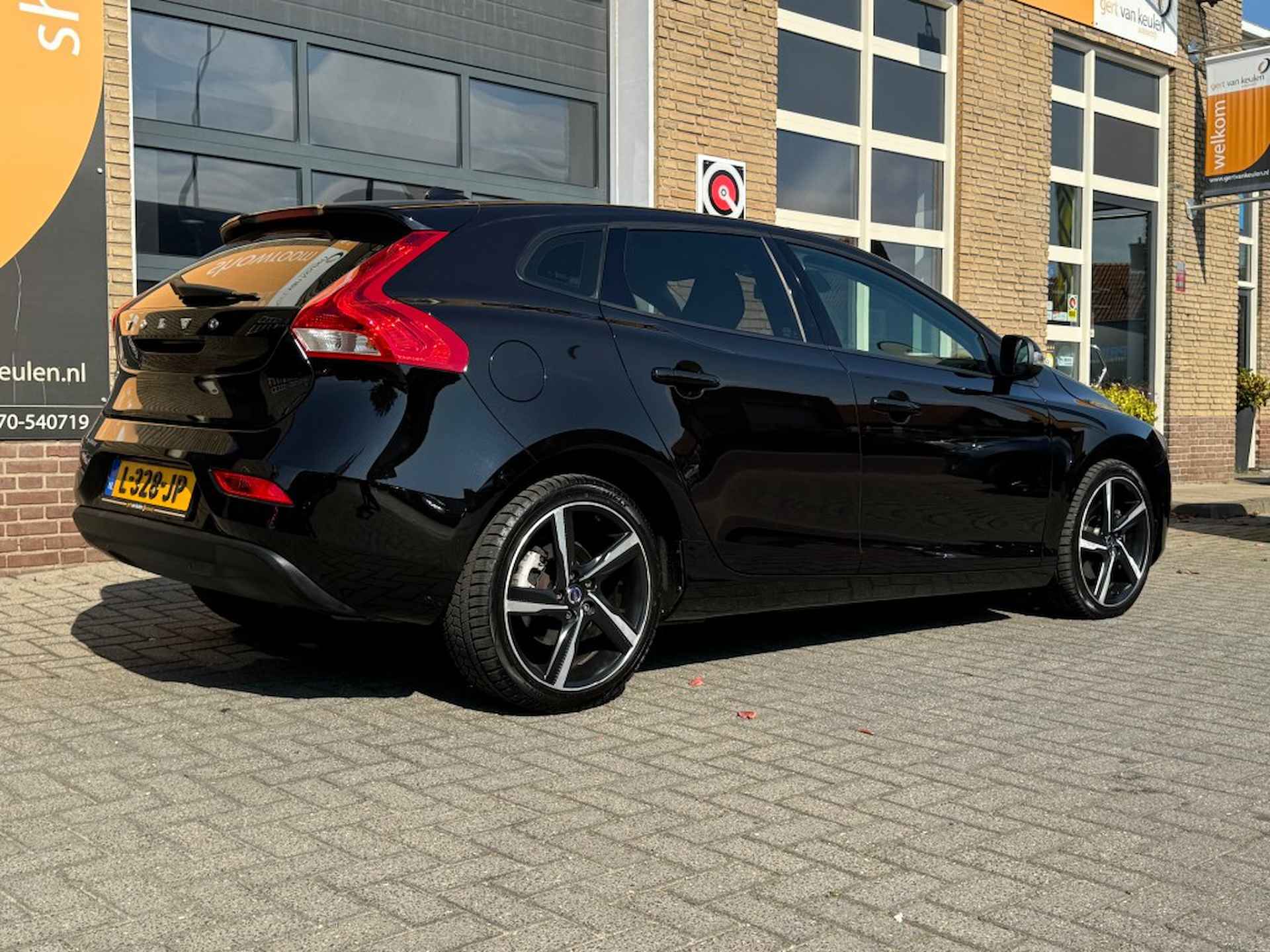 VOLVO V40 2.0 T2 MOMENTUM SPORT NAVI/LED/18LMV/PDC/CRUISE - 35/43