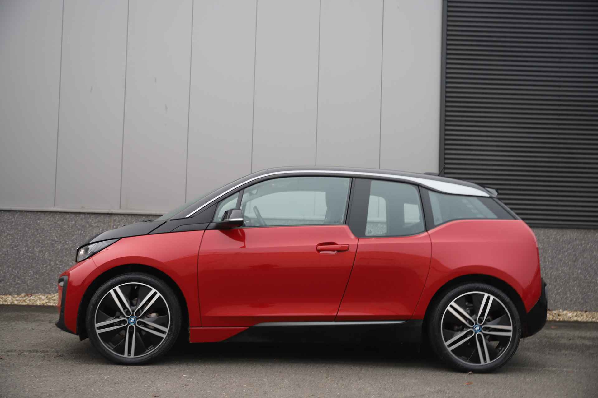 BMW i3 Executive 120Ah 42 kWh/Carplay/ W-pomp/Camera/3-fase/20" - 24/36