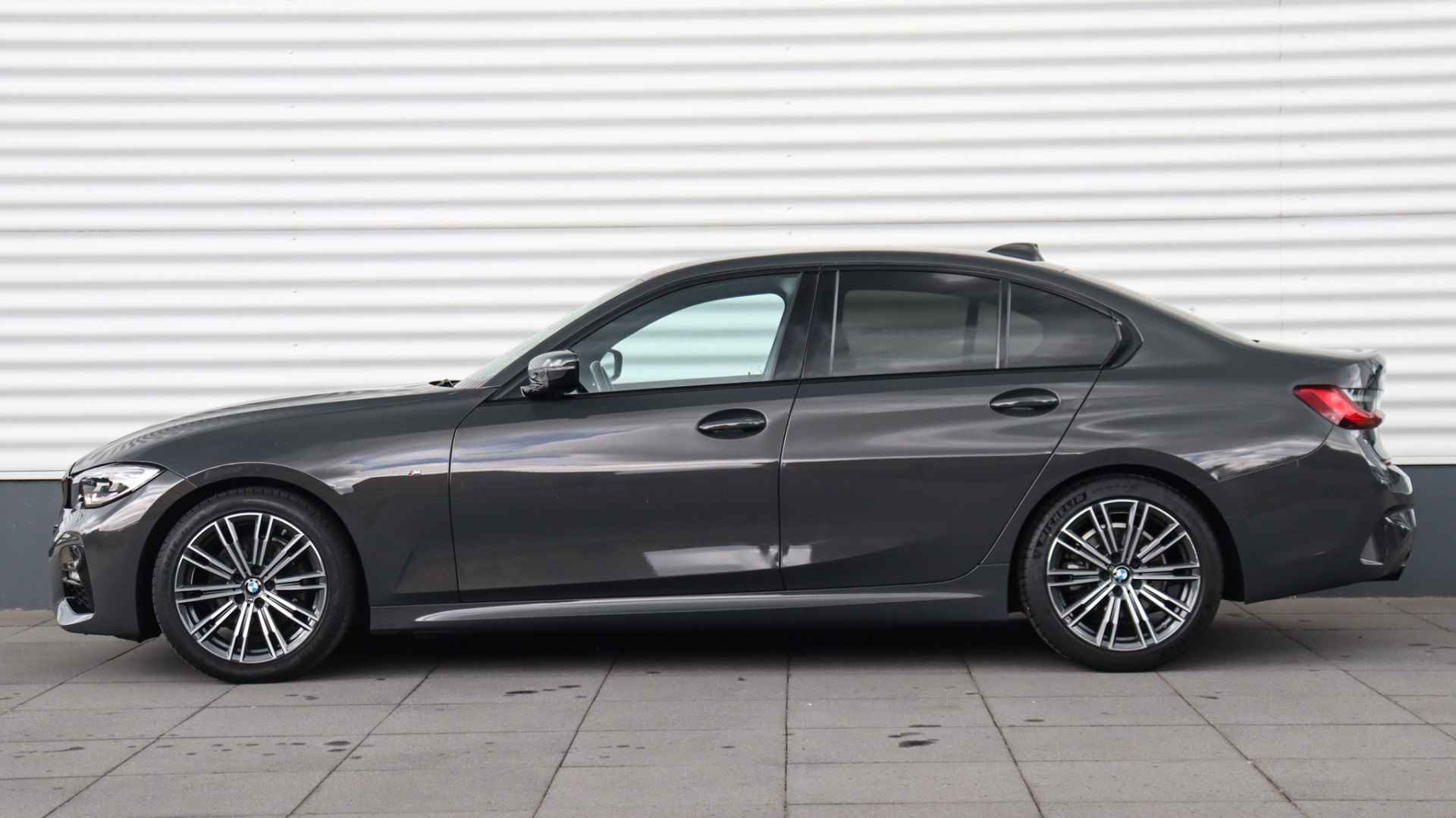 BMW 3-serie 320i High Executive M-Sport | Sportstoelen | Live Cockpit Professional | Leder | Shadow-Line - 2/29