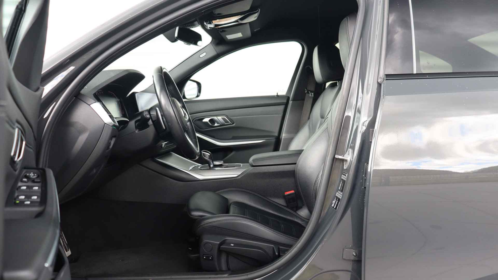 BMW 3-serie 320i High Executive M-Sport | Sportstoelen | Live Cockpit Professional | Leder | Shadow-Line - 22/29