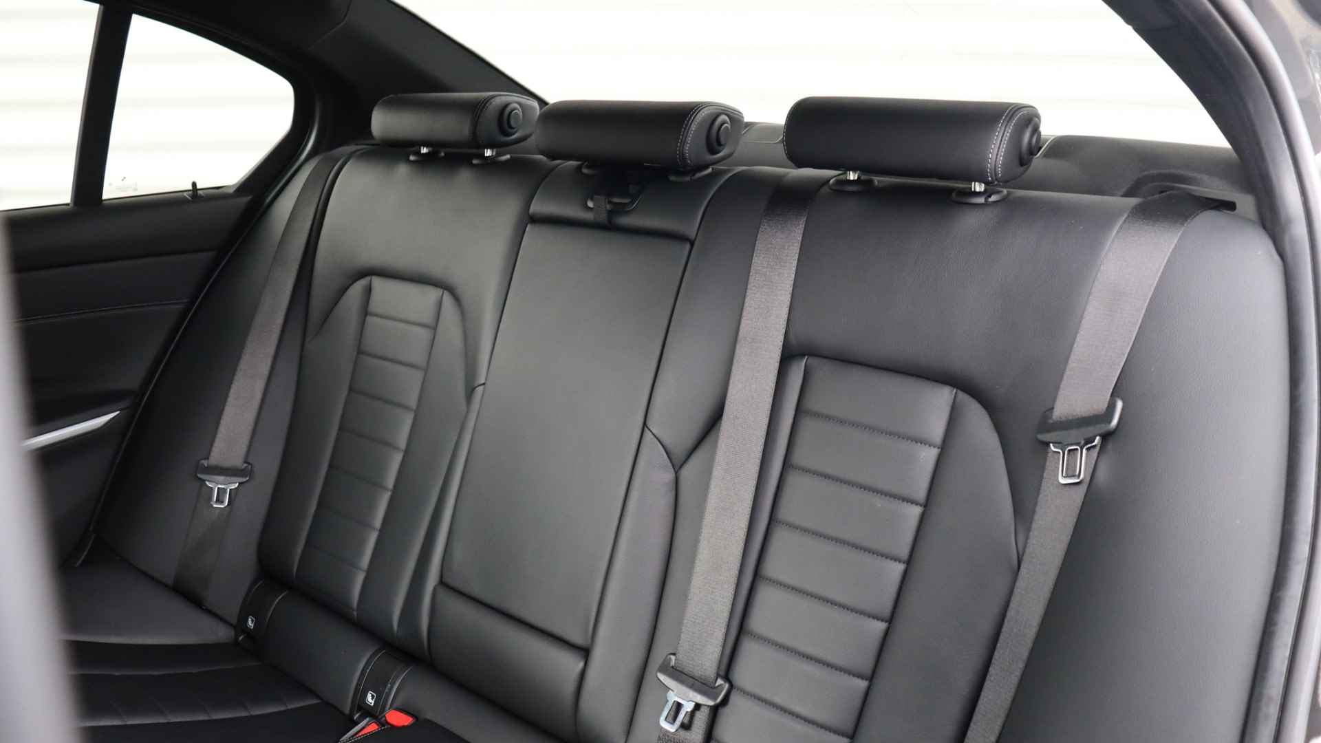 BMW 3-serie 320i High Executive M-Sport | Sportstoelen | Live Cockpit Professional | Leder | Shadow-Line - 24/29