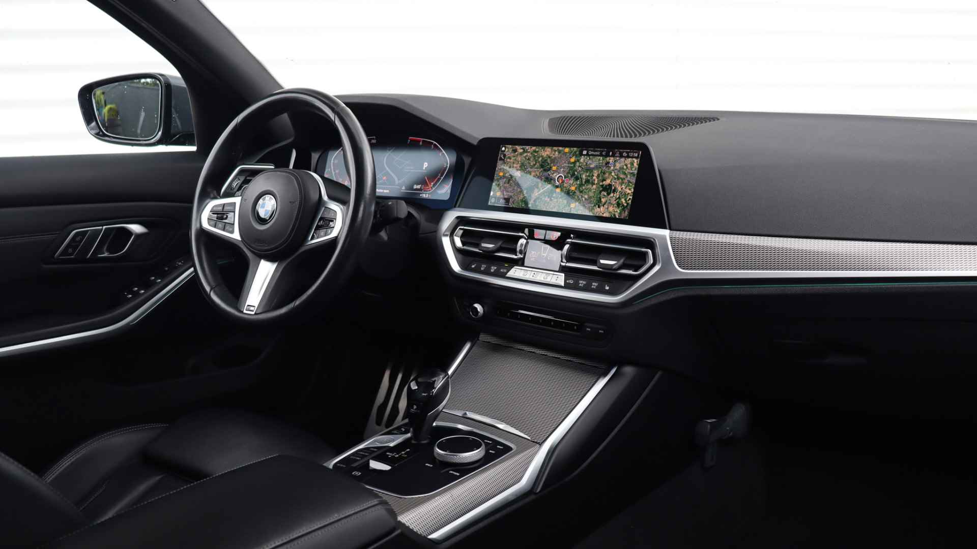 BMW 3-serie 320i High Executive M-Sport | Sportstoelen | Live Cockpit Professional | Leder | Shadow-Line - 28/29