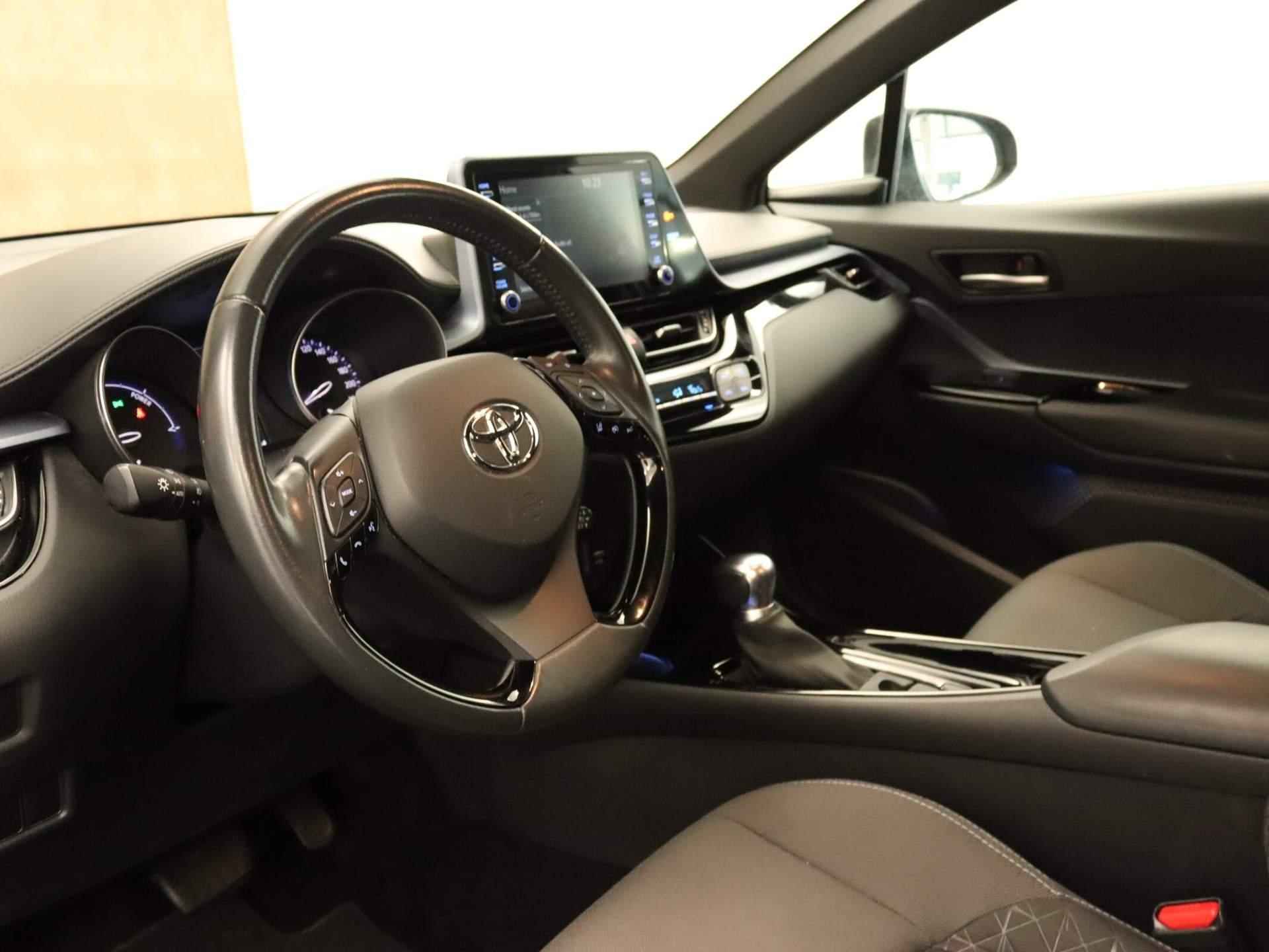 Toyota C-HR 1.8 Hybrid Dynamic - NAVIGATIE - KEYLESS ENTRY & START - PARKEERSENSOREN VOOR EN ACHTER - DODEHOEK DETECTIE - ADAPTIVE CRUISE CONTROL - ACHTERUITRIJ CAMERA - CLIMATE CONTROL - 3/32