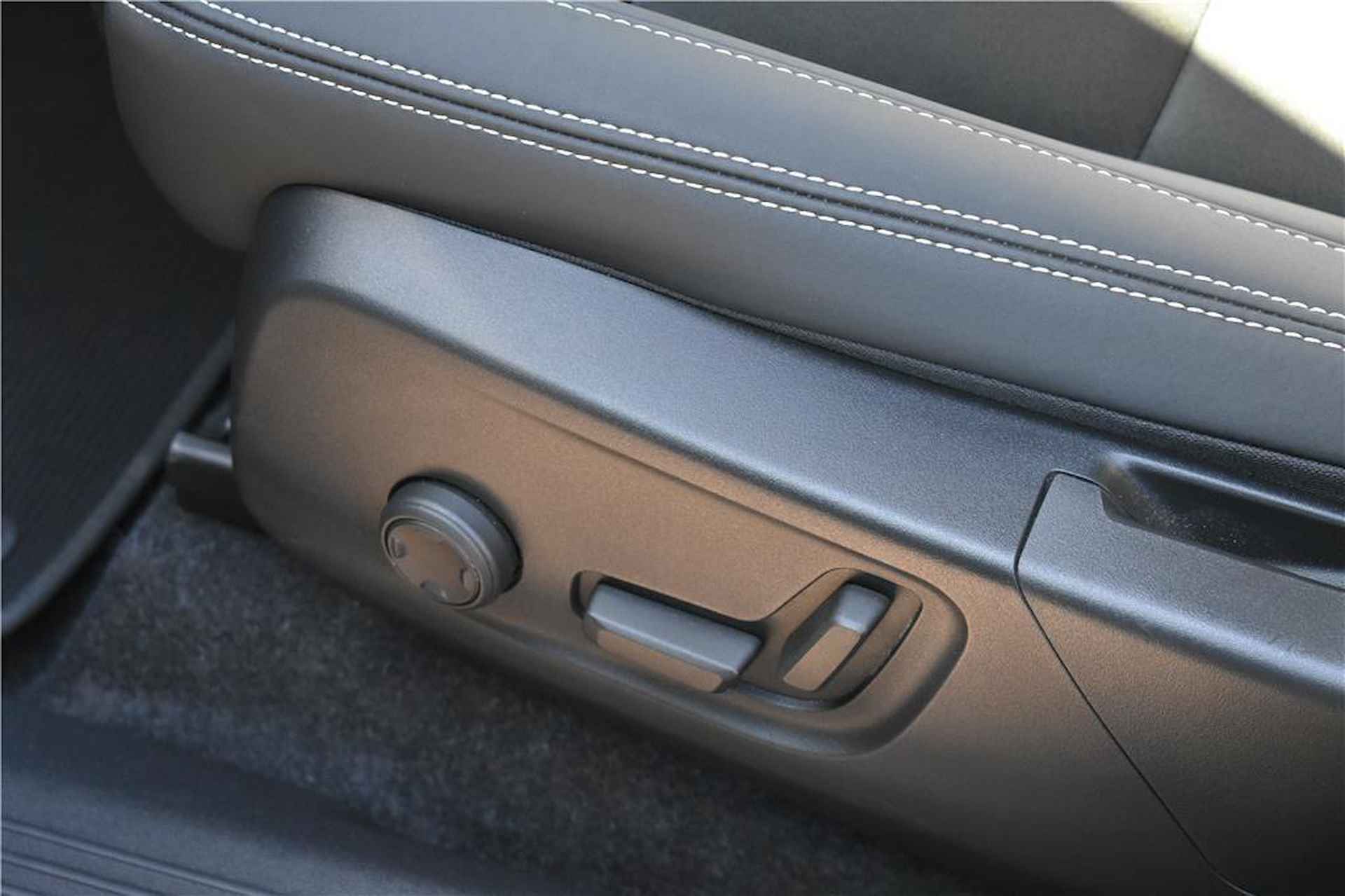 Volvo C40 Recharge Plus 69 kWh | Stoelverwarming | Achteruitrijcamera | 20 inch | Getinte ramen | - 13/18