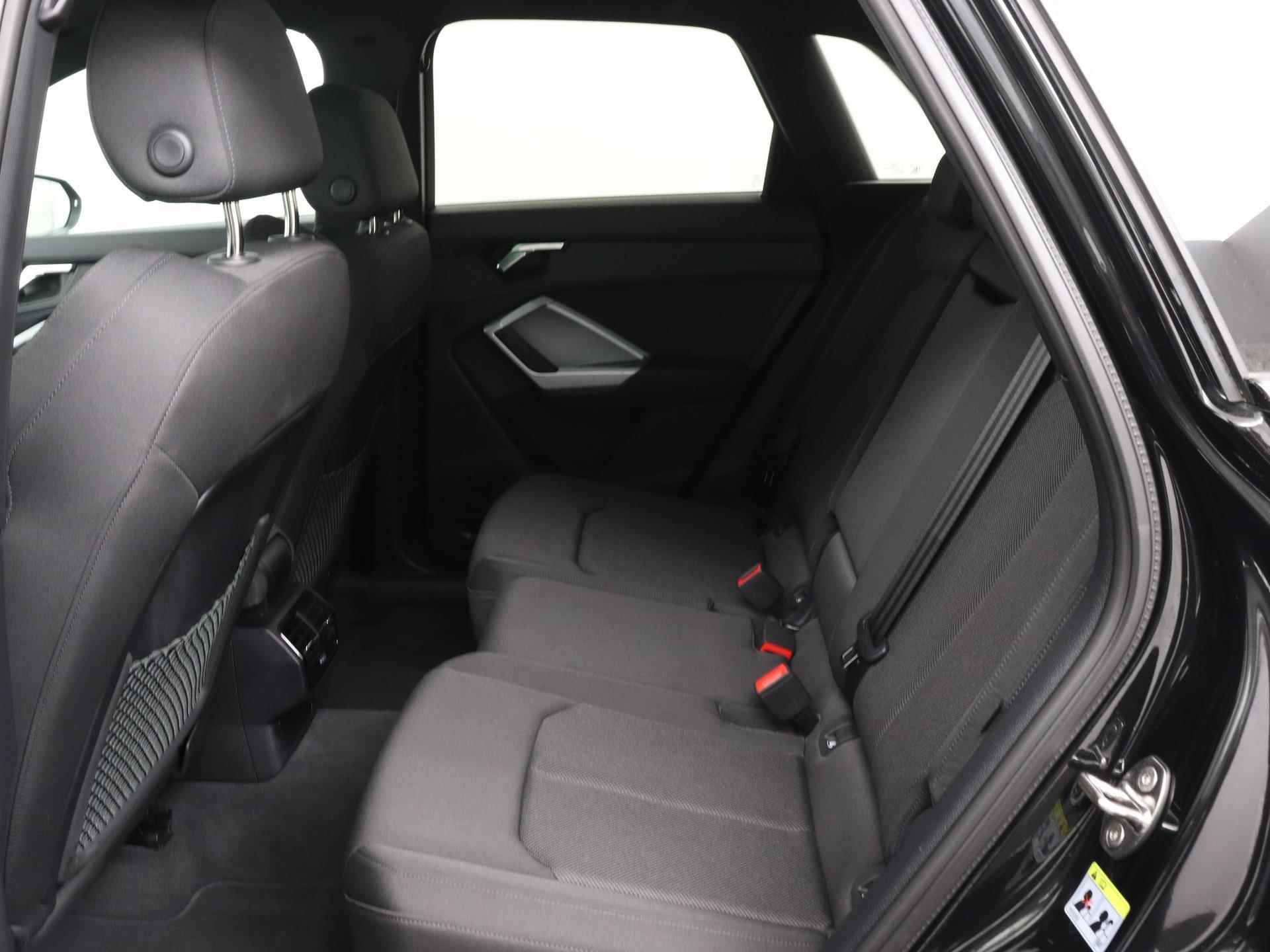 Audi Q3 40 TFSI Quattro S edition 190PK | S-line | Automaat | Panoramadak | Camera | Trekhaak | Optiek zwart | Navigatie | Climate Control | Audi Soundsystem | Matrix Led | Privacy glass | Stoelverwarming | Adaptive cruise control | Fabrieksgarantie tot 2027 | - 18/33