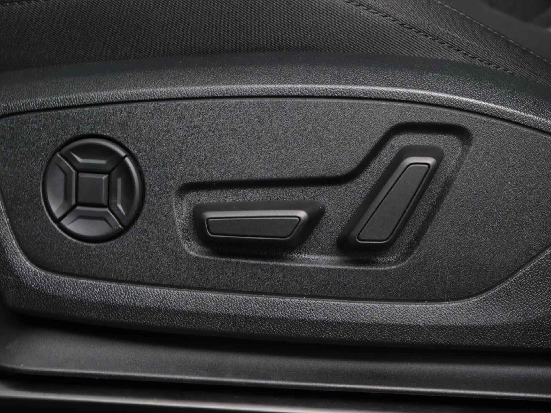Audi Q3 40 TFSI Quattro S edition 190PK | S-line | Automaat | Panoramadak | Camera | Trekhaak | Optiek zwart | Navigatie | Climate Control | Audi Soundsystem | Matrix Led | Privacy glass | Stoelverwarming | Adaptive cruise control | Fabrieksgarantie tot 2027 | - 24/33