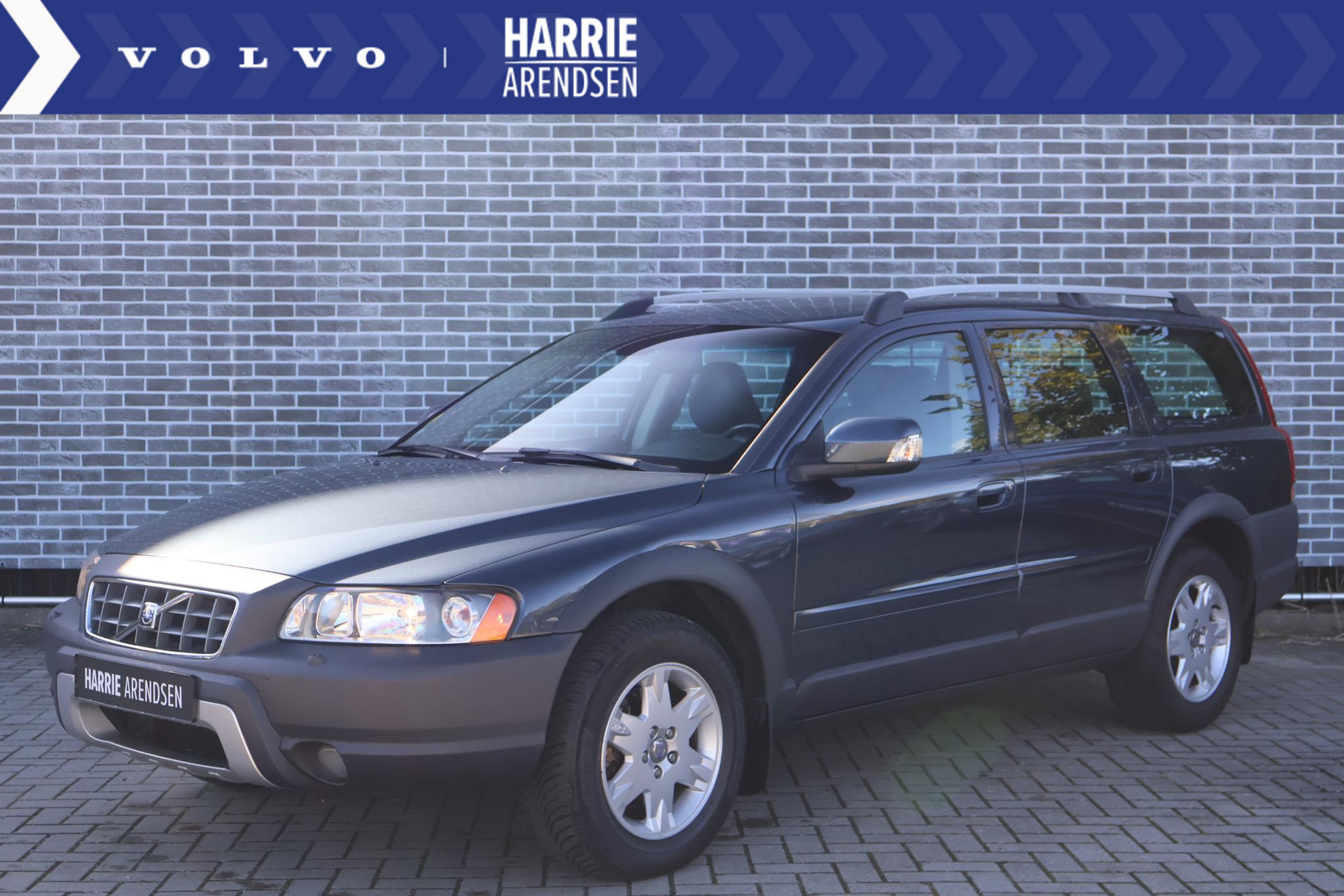 Volvo XC70 2.5 T AWD Momentum | Trekhaak | Lederen Bekleding | Navigatie | All Season banden | Climate control | Cruise control | Spoiler | 1800kg trekgewicht |