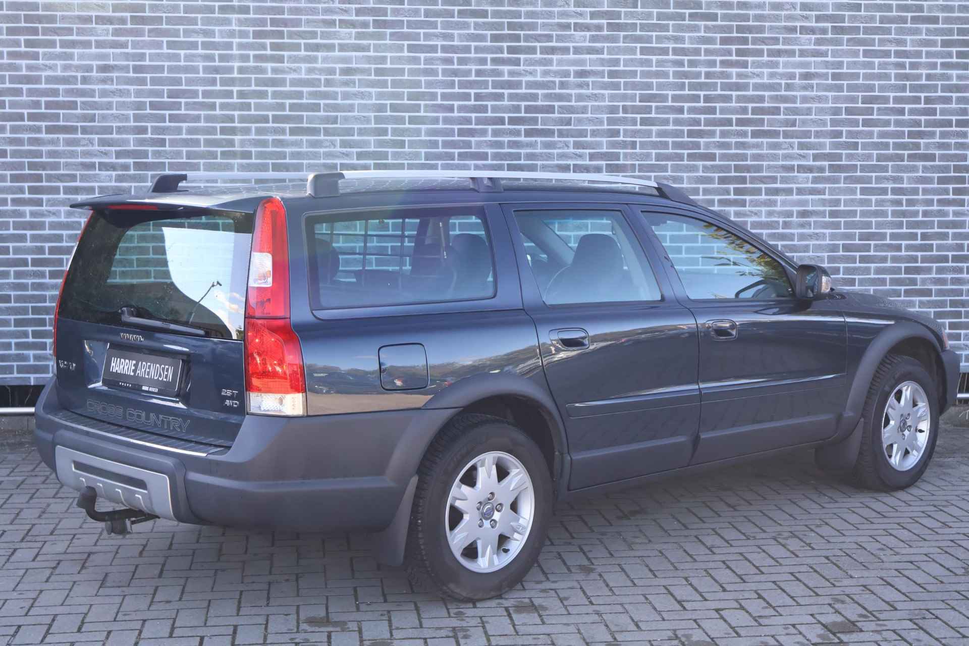 Volvo XC70 2.5 T AWD Momentum | Trekhaak | Lederen Bekleding | Navigatie | All Season banden | Climate control | Cruise control | Spoiler | 1800kg trekgewicht | - 3/25