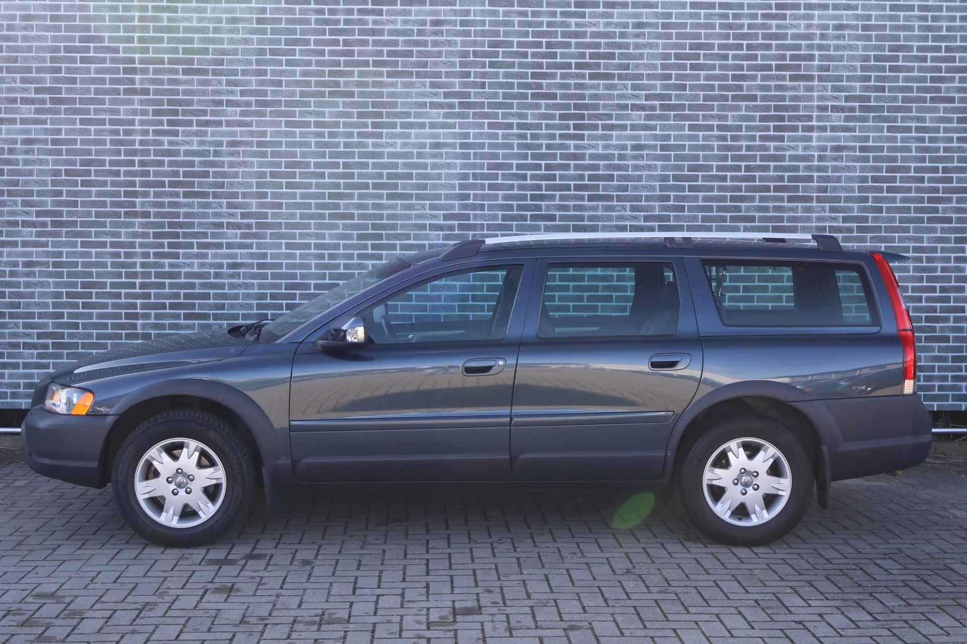 Volvo XC70 2.5 T AWD Momentum | Trekhaak | Lederen Bekleding | Navigatie | All Season banden | Climate control | Cruise control | Spoiler | 1800kg trekgewicht | - 4/25