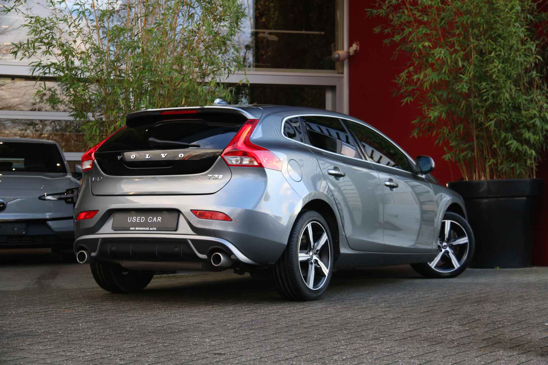 Volvo V40 T3 Polar+ Sport | R-Design | Harman/Kardon | Camera | Panoramadak | Keyless - 3/22