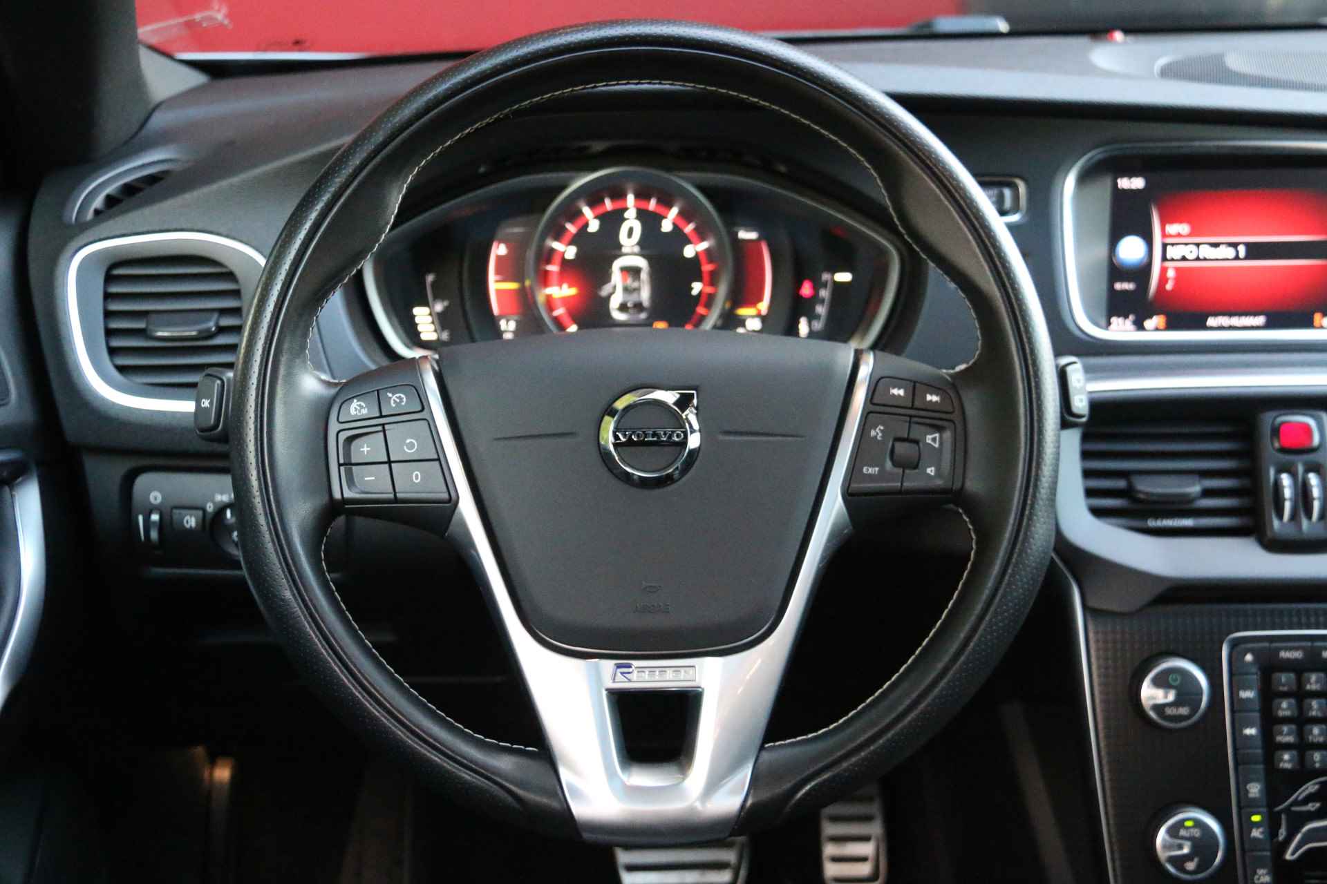 Volvo V40 T3 Polar+ Sport | R-Design | Harman/Kardon | Camera | Panoramadak | Keyless - 13/22