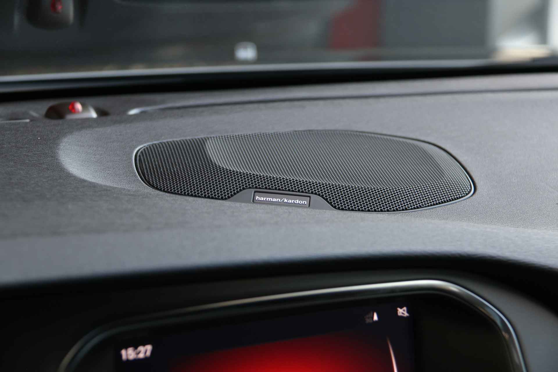 Volvo V40 T3 Polar+ Sport | R-Design | Harman/Kardon | Camera | Panoramadak | Keyless - 15/22