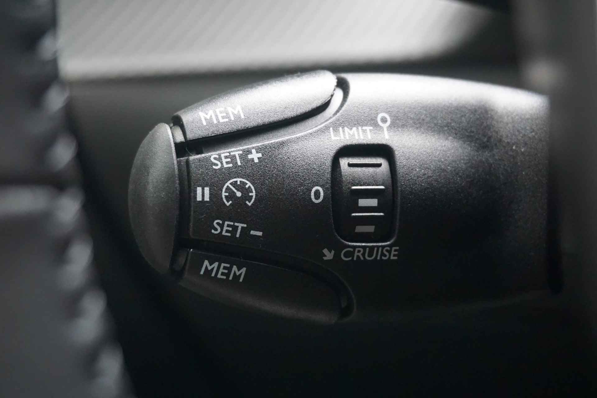 Peugeot 208 1.2 PureTech Allure 180° Camera | Keyless - 19/44