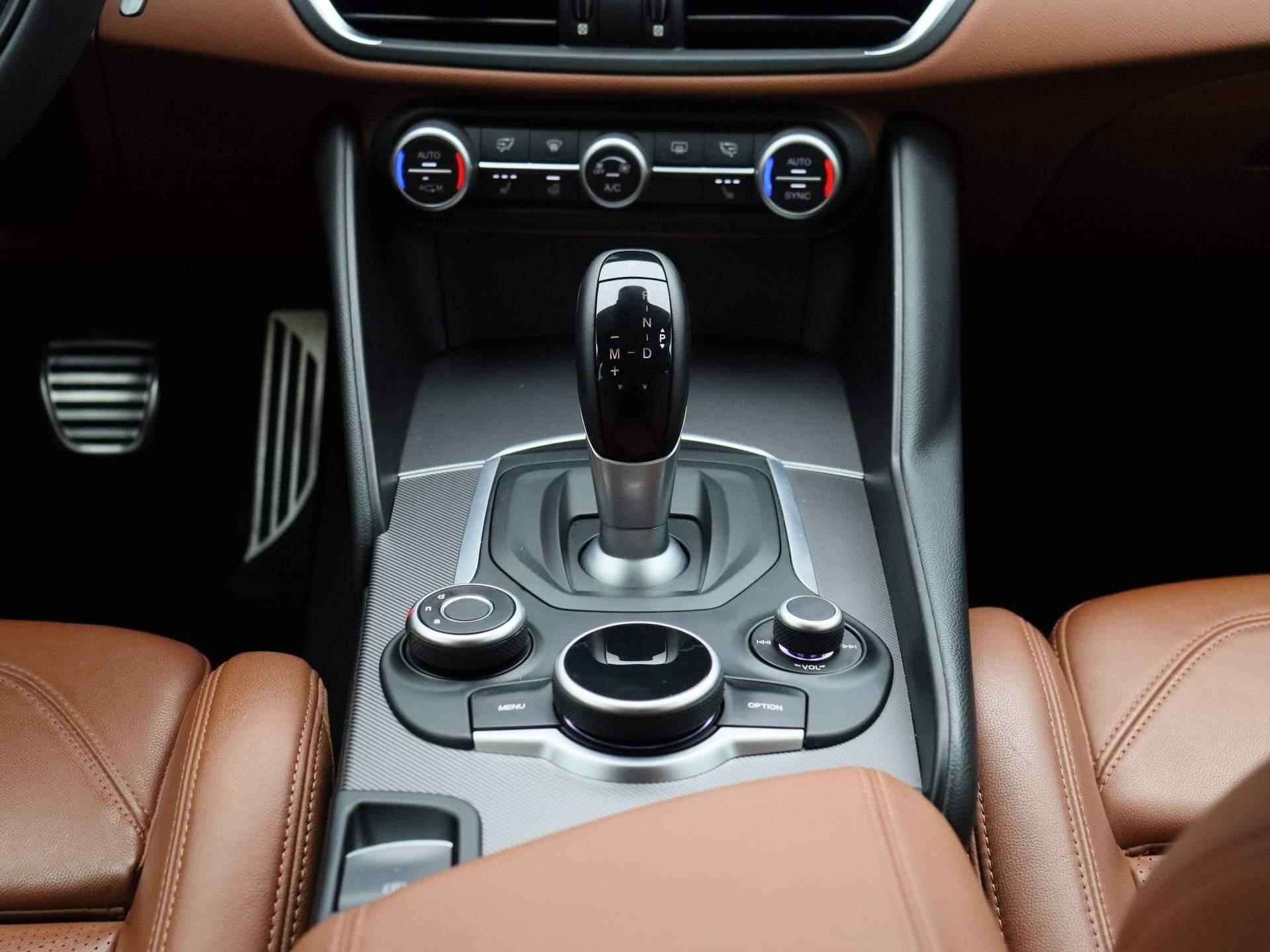 Alfa Romeo Giulia 2.0T Super | Camera | Lederen Bekleding | Climate-Control | Stoelverwarming | Stuurverwarming | Cruise-Control | bestuurder stoel elektrisch verstelbaar | - 10/45