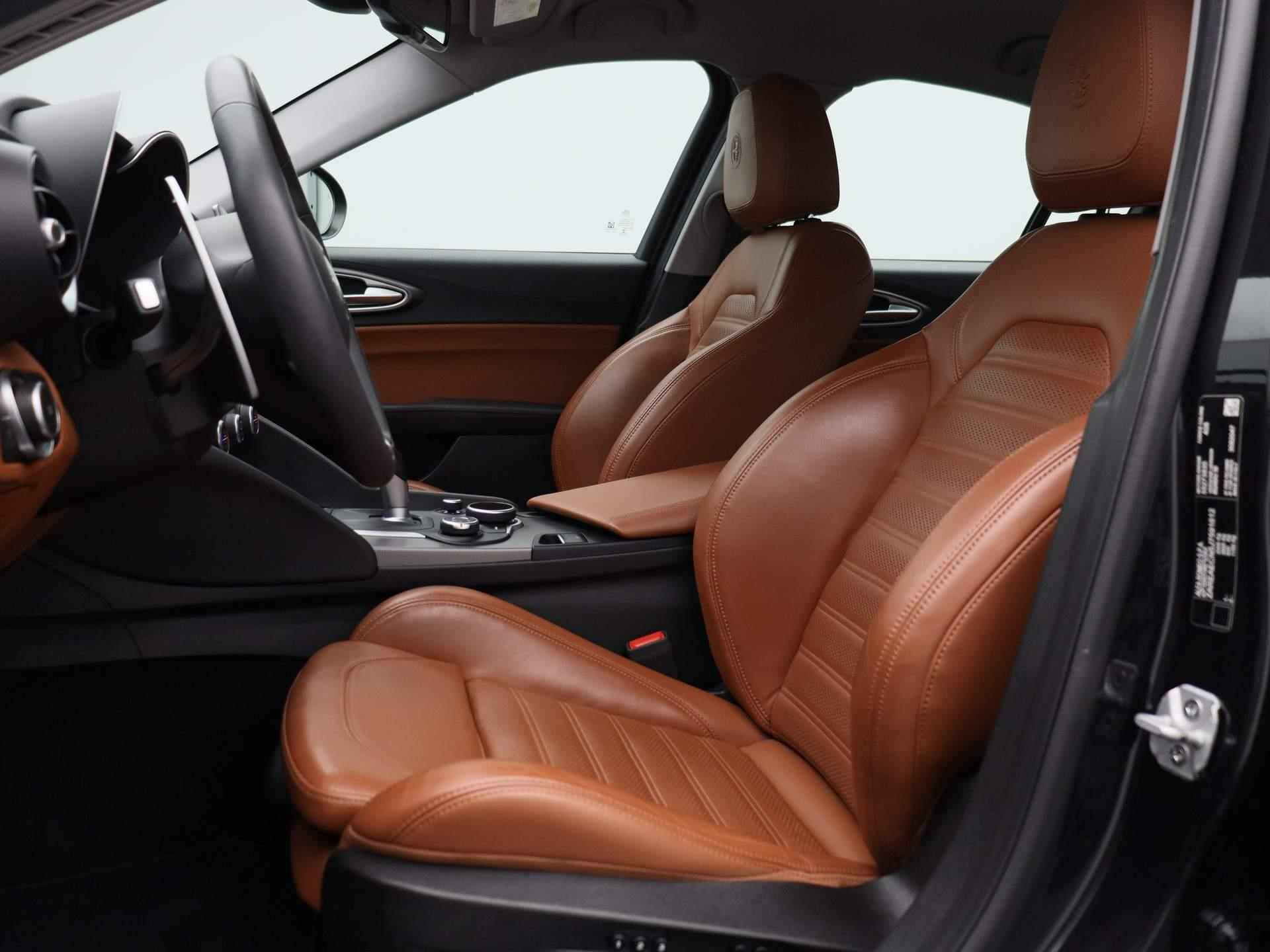 Alfa Romeo Giulia 2.0T Super | Camera | Lederen Bekleding | Climate-Control | Stoelverwarming | Stuurverwarming | Cruise-Control | bestuurder stoel elektrisch verstelbaar | - 12/45