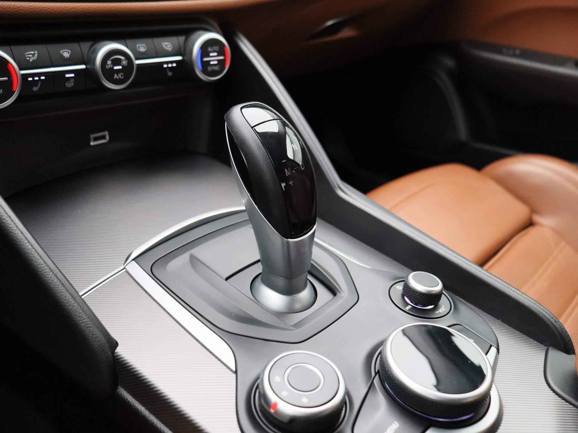 Alfa Romeo Giulia 2.0T Super | Camera | Lederen Bekleding | Climate-Control | Stoelverwarming | Stuurverwarming | Cruise-Control | bestuurder stoel elektrisch verstelbaar | - 20/45
