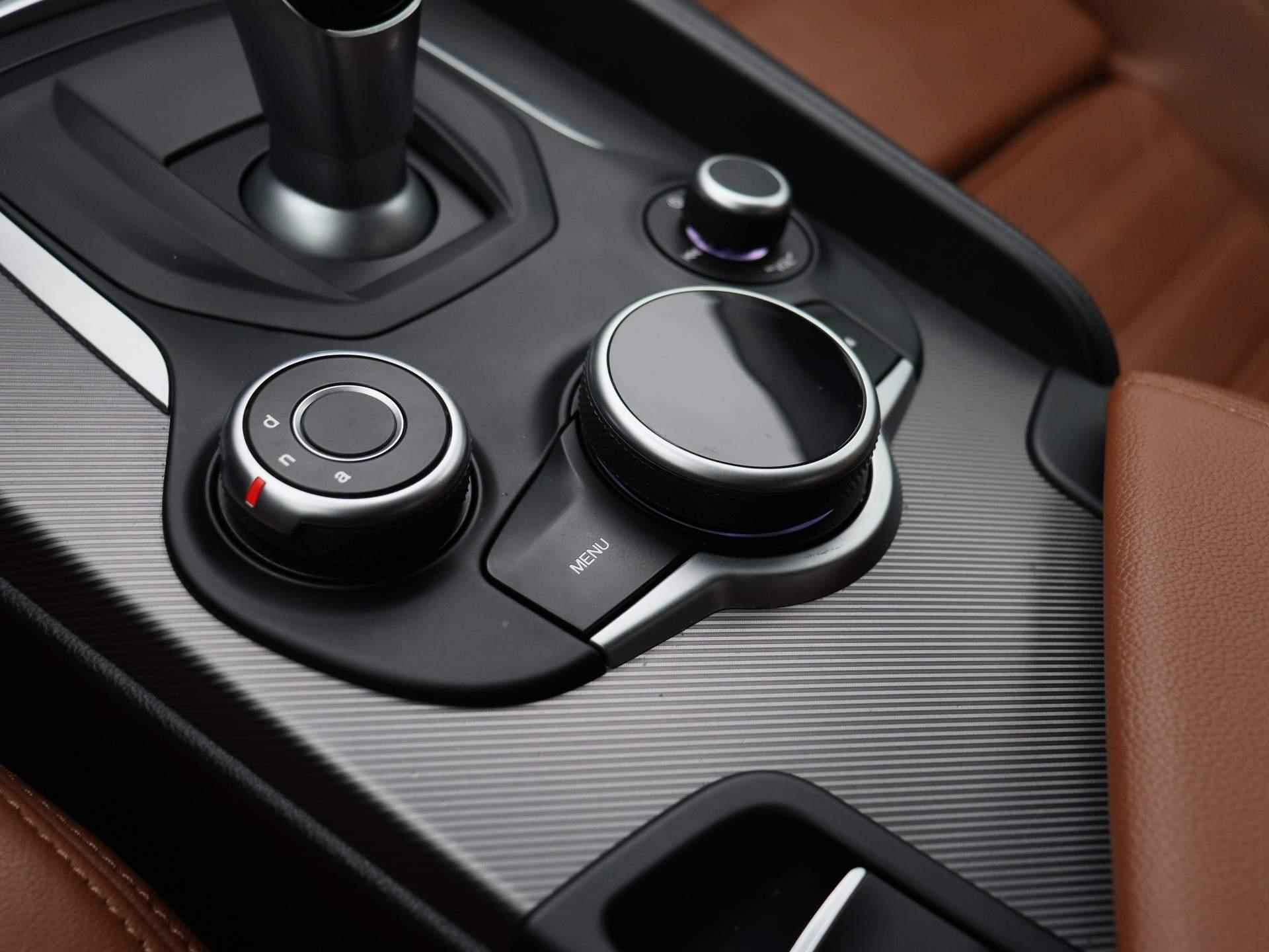 Alfa Romeo Giulia 2.0T Super | Camera | Lederen Bekleding | Climate-Control | Stoelverwarming | Stuurverwarming | Cruise-Control | bestuurder stoel elektrisch verstelbaar | - 21/45
