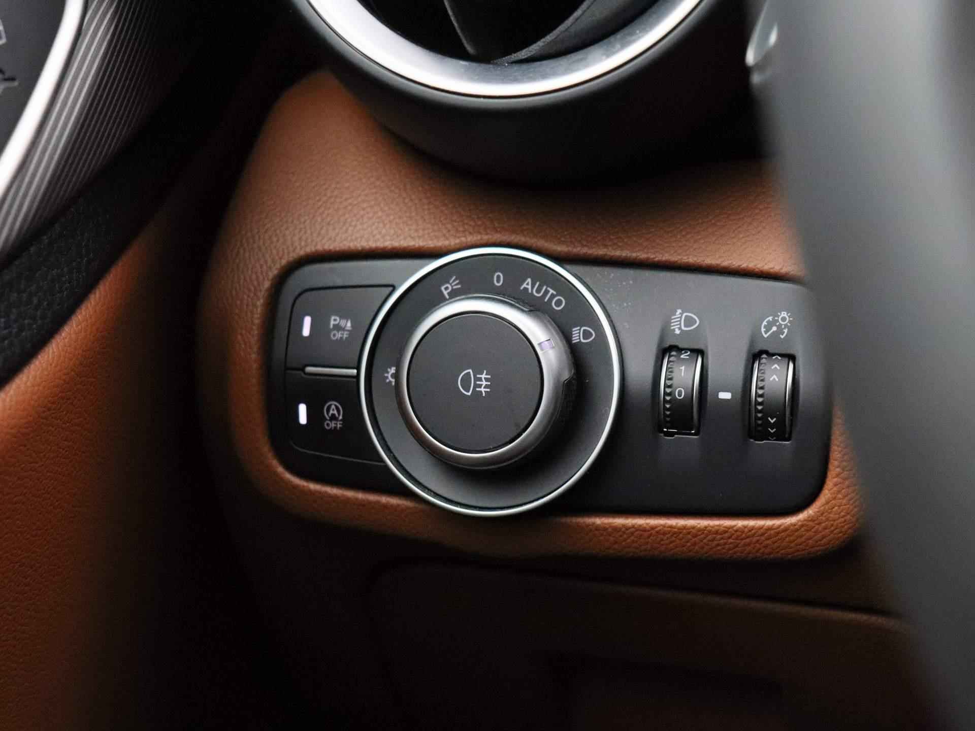 Alfa Romeo Giulia 2.0T Super | Camera | Lederen Bekleding | Climate-Control | Stoelverwarming | Stuurverwarming | Cruise-Control | bestuurder stoel elektrisch verstelbaar | - 27/45