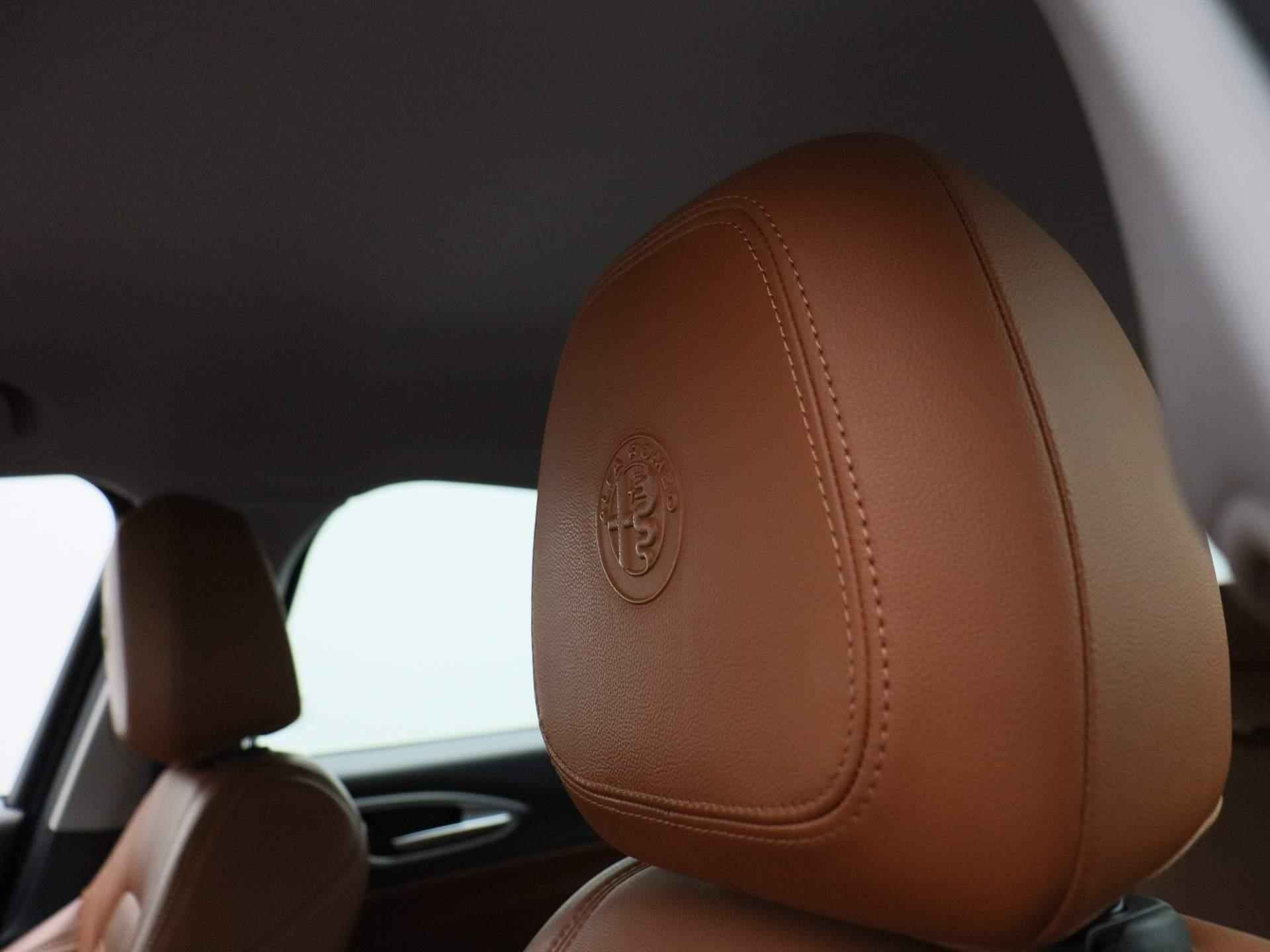 Alfa Romeo Giulia 2.0T Super | Camera | Lederen Bekleding | Climate-Control | Stoelverwarming | Stuurverwarming | Cruise-Control | bestuurder stoel elektrisch verstelbaar | - 36/45