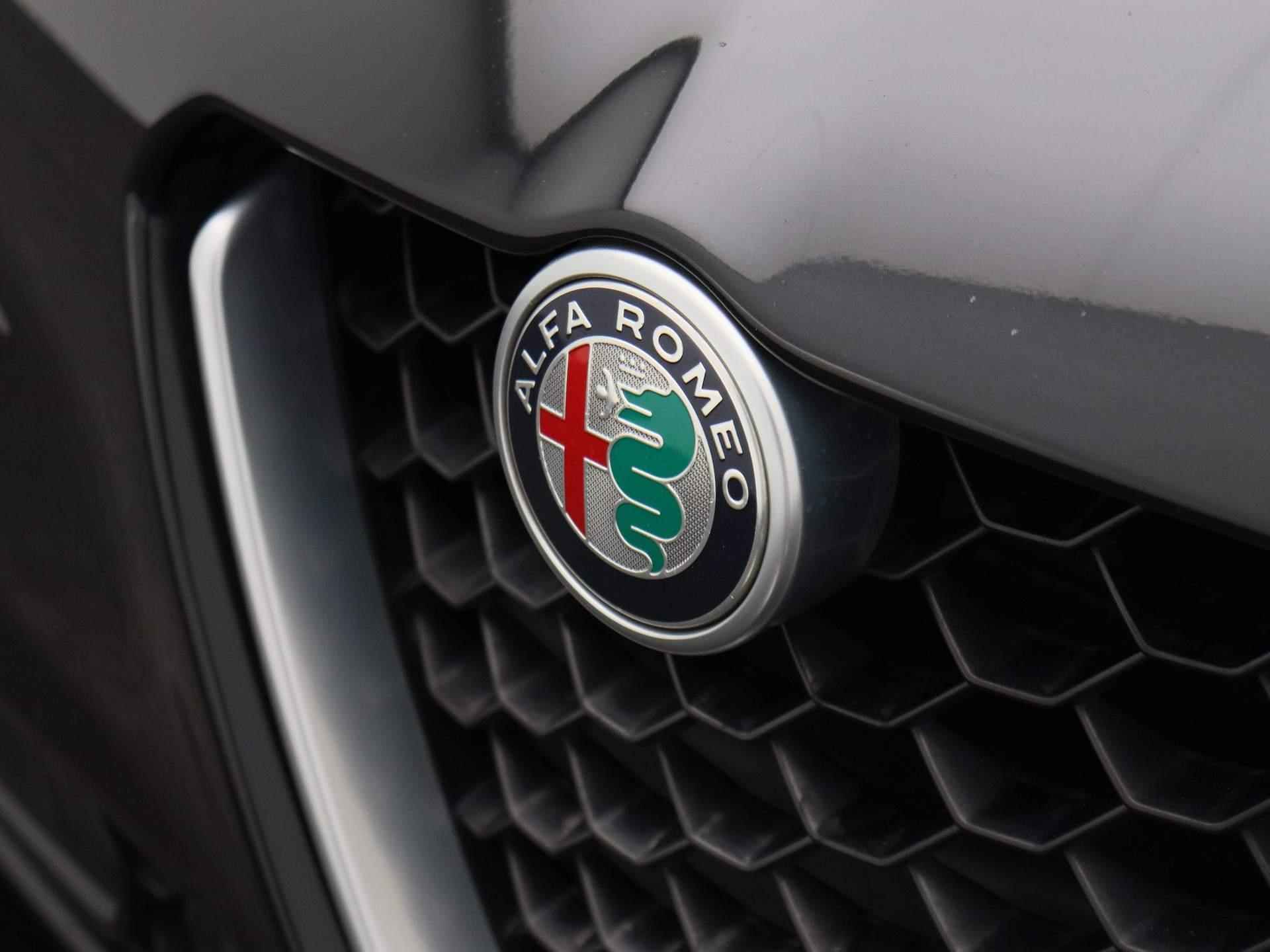 Alfa Romeo Giulia 2.0T Super | Camera | Lederen Bekleding | Climate-Control | Stoelverwarming | Stuurverwarming | Cruise-Control | bestuurder stoel elektrisch verstelbaar | - 43/45