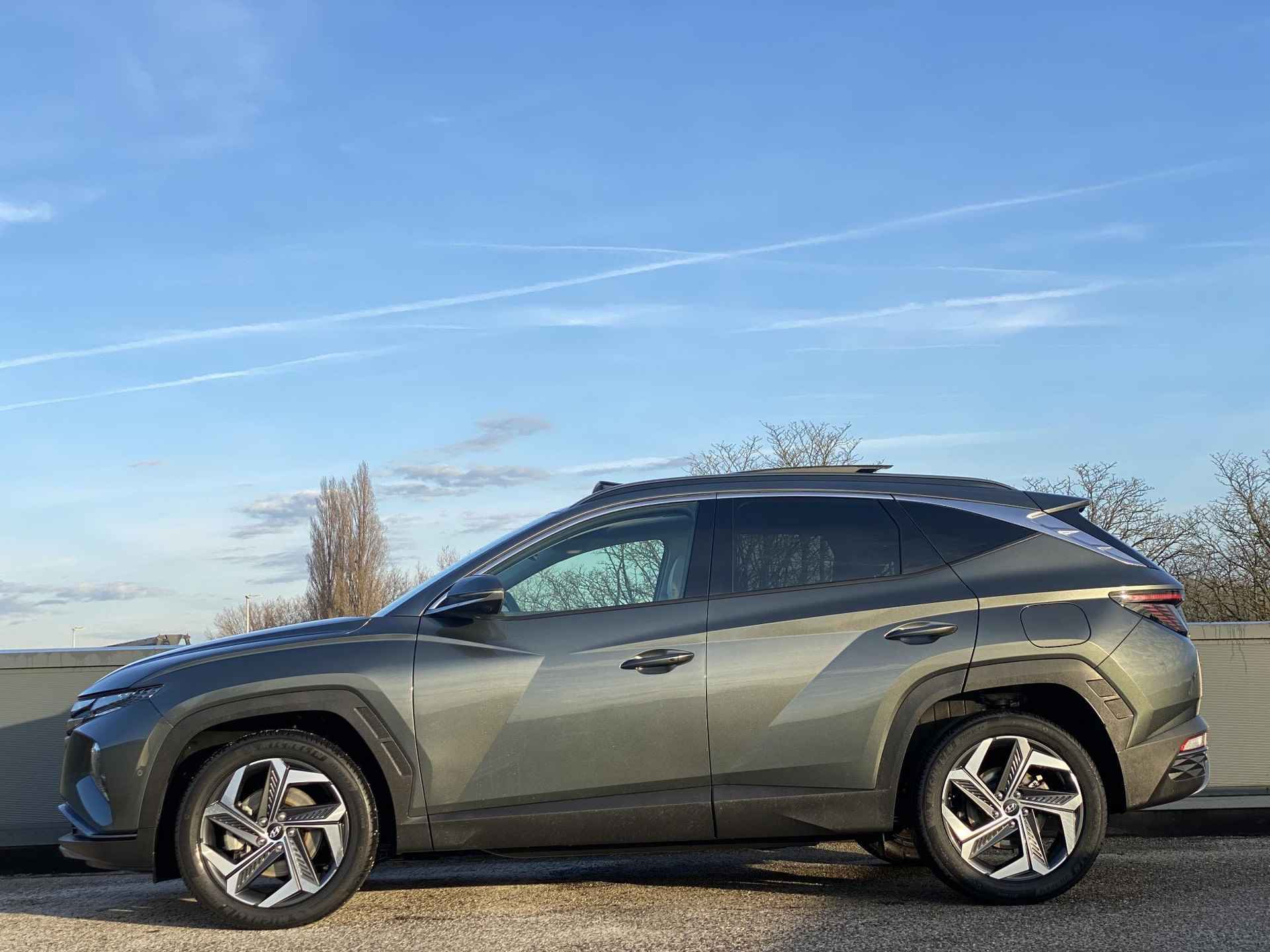 Hyundai Tucson 1.6 T-GDI 230 PK HEV Premium Sky | Lederen bekleding & Memory | 19'' 2-tone lichtmetalen velgen | Blind spot camera view | - 2/44