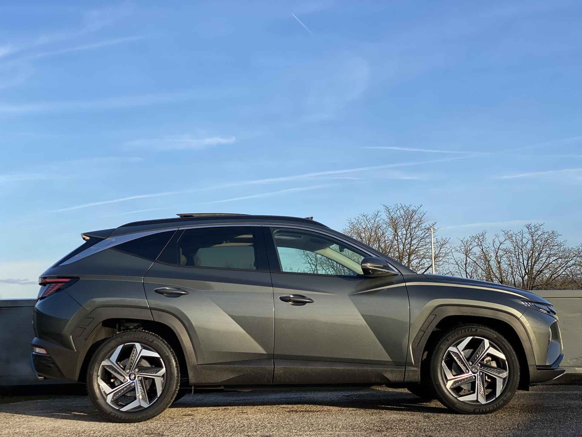 Hyundai Tucson 1.6 T-GDI 230 PK HEV Premium Sky | Lederen bekleding & Memory | 19'' 2-tone lichtmetalen velgen | Blind spot camera view | - 3/44