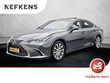 Lexus ES 300h Preference Line 219 pk Automaat | Navigatie | Achteruitrijcamera | Elektrisch Glazen Schuif/Kanteldak | Voorstoelen en Stuurwiel Verwarmd | Adaptieve Cruise Control | Keyless Entry/Start | Dodehoek Detectie | 18" Lichtmetalen Velgen | Apple Carplay/Android Auto |