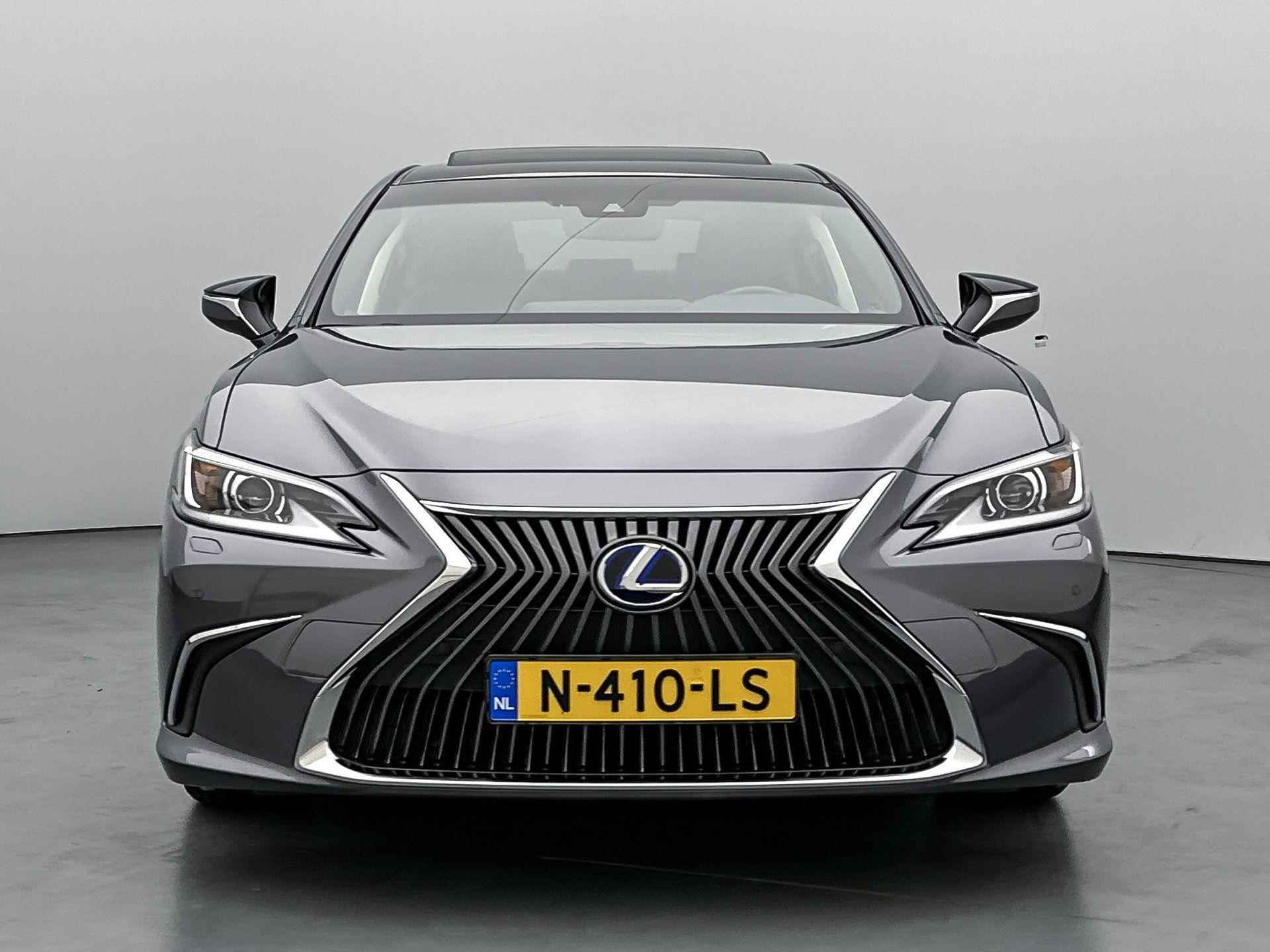 Lexus ES 300h Preference Line 219 pk Automaat | Navigatie | Achteruitrijcamera | Elektrisch Glazen Schuif/Kanteldak | Voorstoelen en Stuurwiel Verwarmd | Adaptieve Cruise Control | Keyless Entry/Start | Dodehoek Detectie | 18" Lichtmetalen Velgen | Apple Carplay/Android Auto | - 5/39