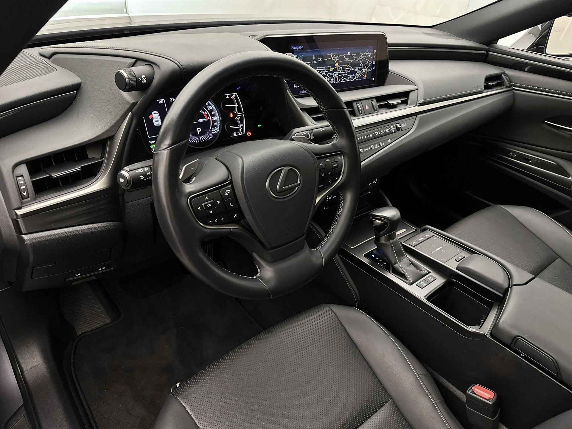 Lexus ES 300h Preference Line 219 pk Automaat | Navigatie | Achteruitrijcamera | Elektrisch Glazen Schuif/Kanteldak | Voorstoelen en Stuurwiel Verwarmd | Adaptieve Cruise Control | Keyless Entry/Start | Dodehoek Detectie | 18" Lichtmetalen Velgen | Apple Carplay/Android Auto | - 11/39