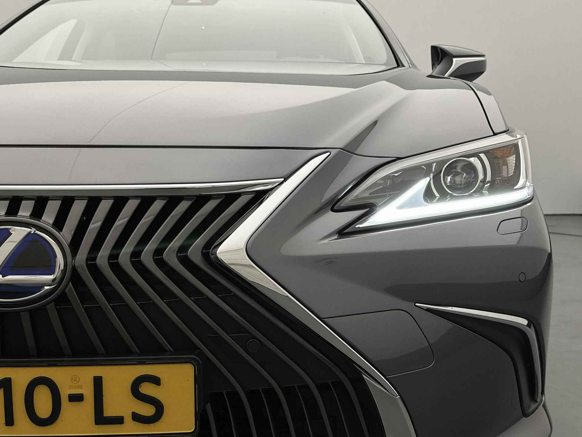 Lexus ES 300h Preference Line 219 pk Automaat | Navigatie | Achteruitrijcamera | Elektrisch Glazen Schuif/Kanteldak | Voorstoelen en Stuurwiel Verwarmd | Adaptieve Cruise Control | Keyless Entry/Start | Dodehoek Detectie | 18" Lichtmetalen Velgen | Apple Carplay/Android Auto | - 28/39