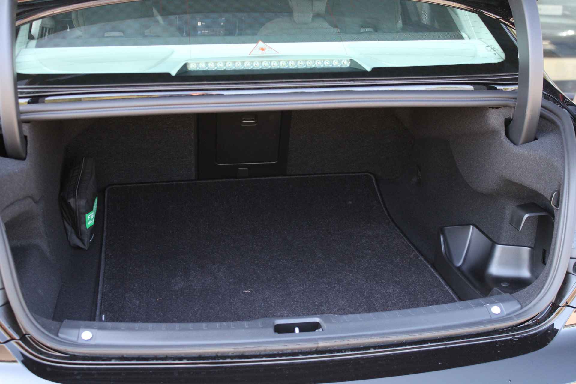 Volvo S90 T8 Plus Bright | Luchtvering | 21" | Stoelventilatie | Gelamineerd Glas | Adaptive Cruise | Trekhaak | BLIS - 13/45