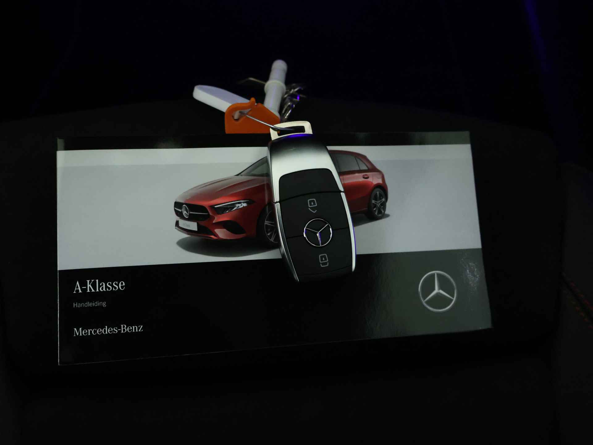 Mercedes-Benz A-Klasse 180 Star Edition AMG Line Plus | Antidiefstalpakket URBAN GUARD PLUS | Dodehoekassistent | 	Parkeerpakket met 360°-camera | Extra USB-poorten | KEYLESS GO | Sfeerverlichting | Head-up display | Verwarmde stoelen vooraan | - 36/40