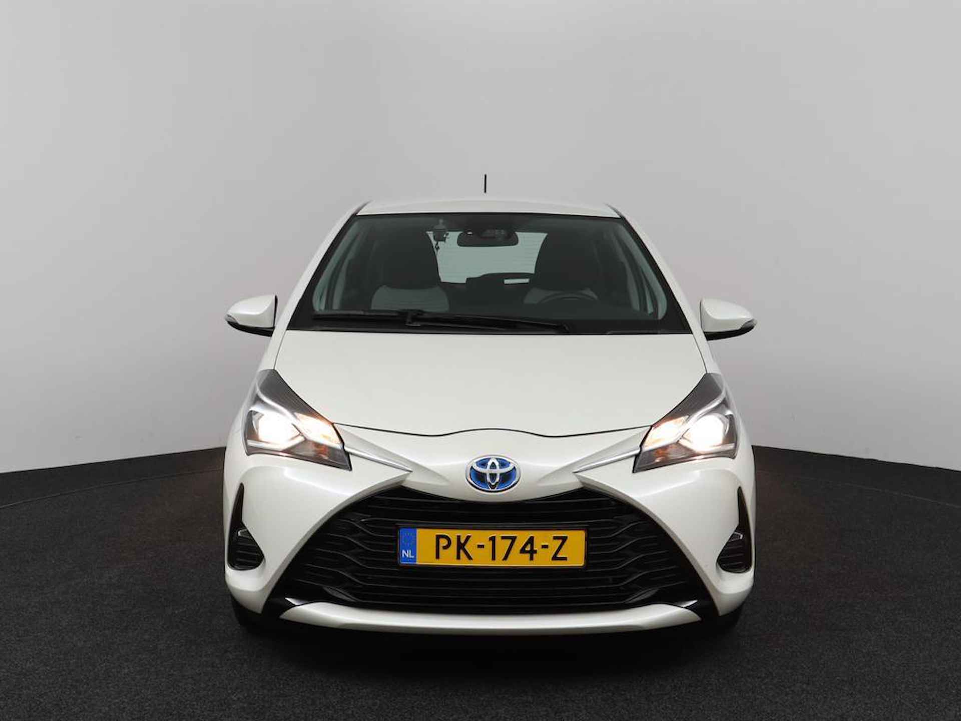 Toyota Yaris 1.5 Hybrid AUTOMAAT | Achteruitrijcamera | Eerste Eigenaar | Dealer onderhouden | Cruise Control | Metallic lak - 2/49