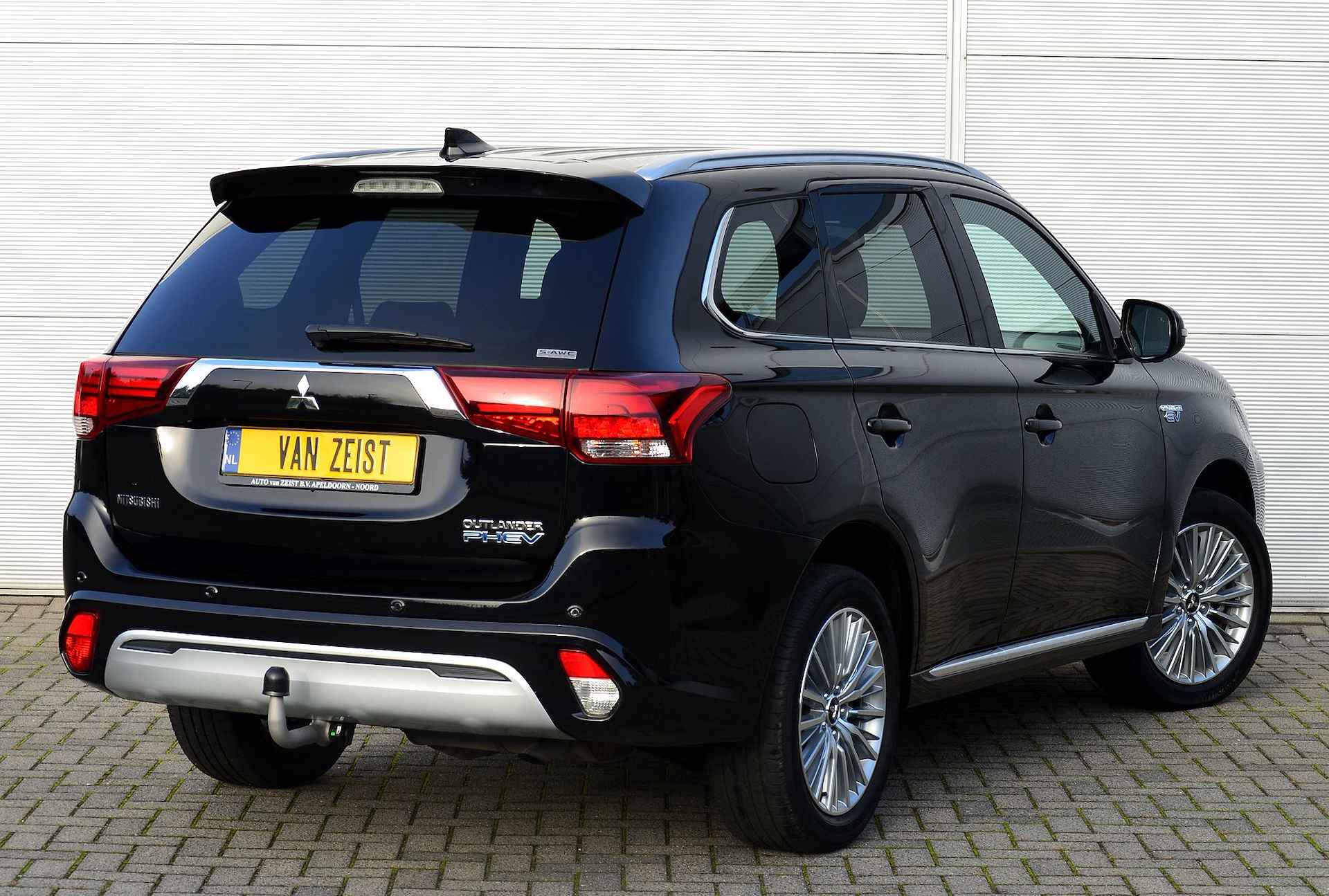 Mitsubishi Outlander PHEV 2.4 INSTYLE 4WD | PLUG IN HYBRID | V2G | FULL OPTIONS | LEER | STANDKACHEL | TREKHAAK 1500KG | ALL IN RIJKLAARPRIJS - 3/54