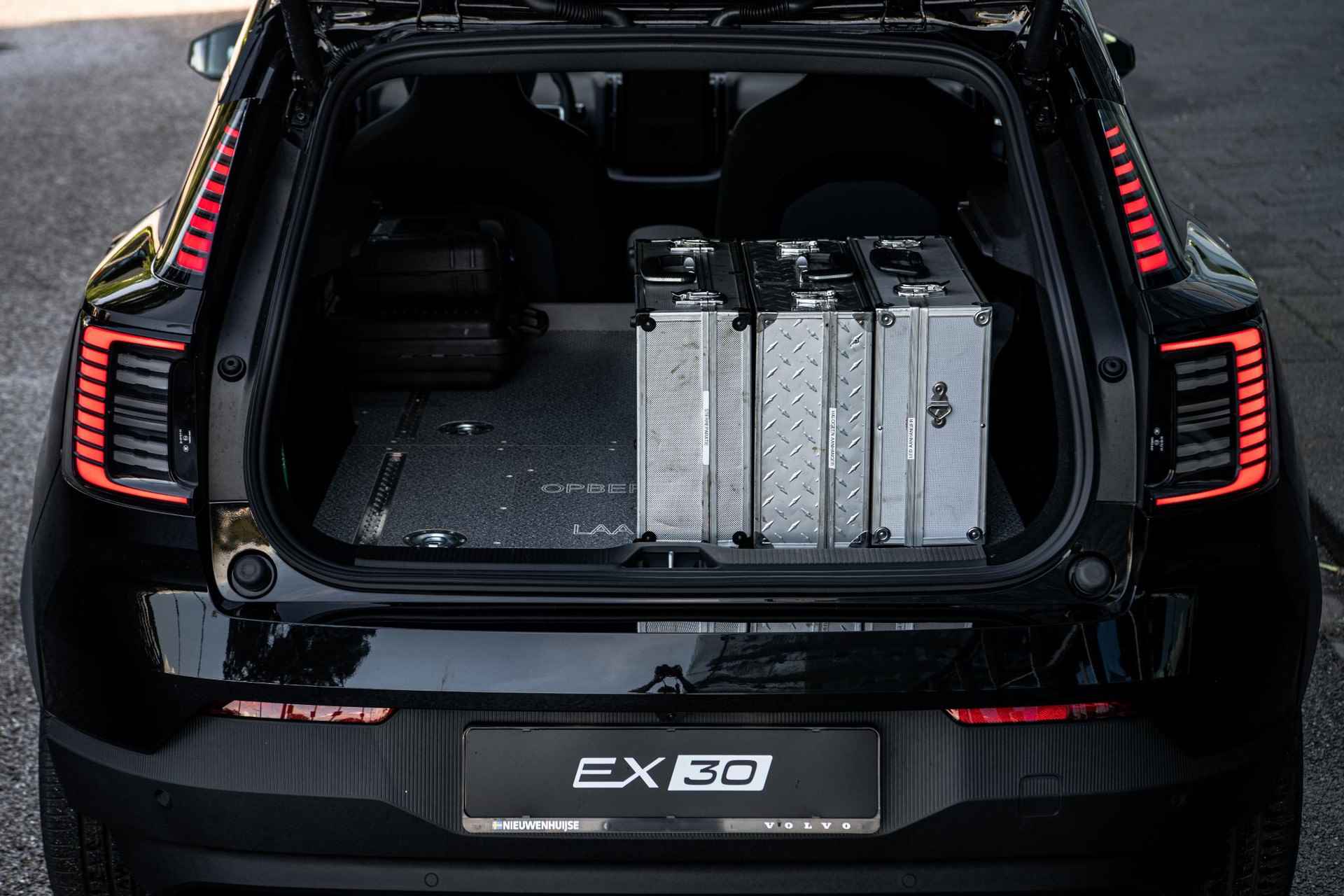 Volvo EX30 Single Motor Extended Range Plus 69 kWh | Cargo | Grijs Kenteken |  Uit Voorraad Leverbaar | Stoel en Stuurverwarming | Donker Glas | - 12/40