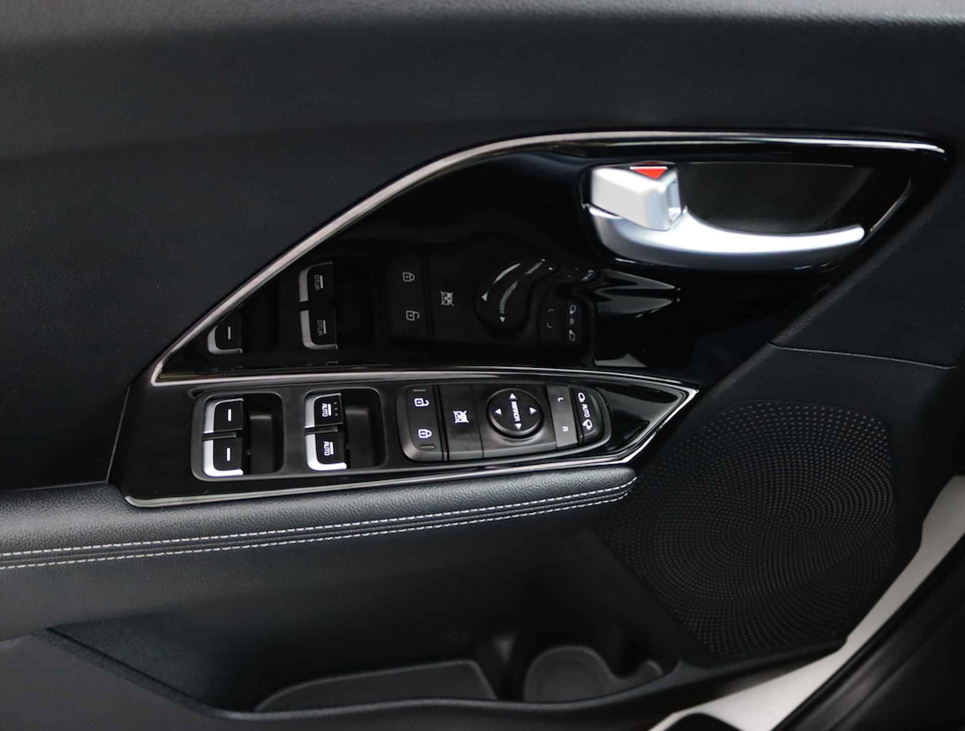 Kia Niro 1.6 GDi Hybrid DynamicLine - Navigatie - Trekhaak - Camera - Parkeersensoren achter - Fabrieksgarantie tot 05-2028 - 19/76
